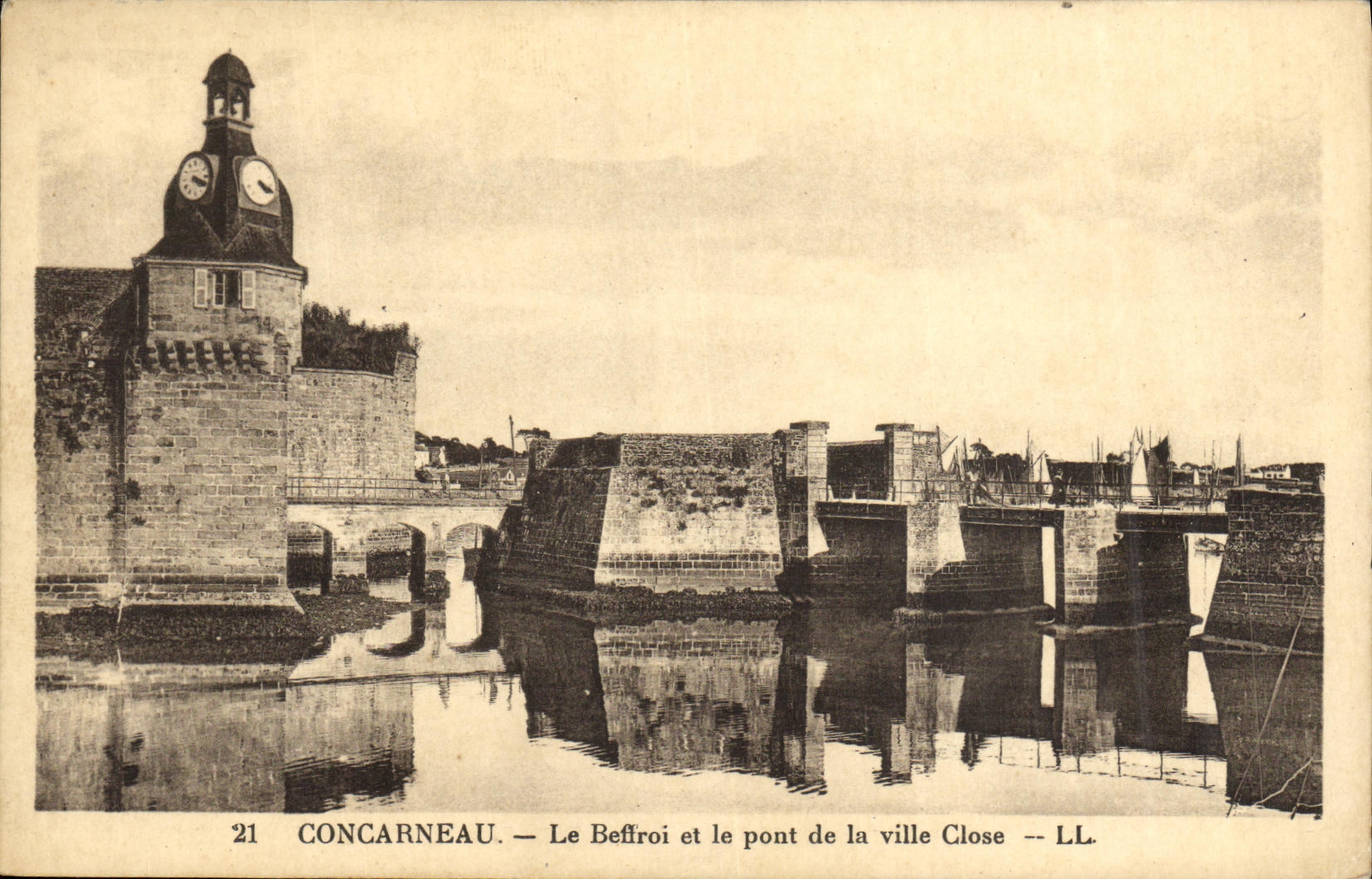 CPA Concarneau Le Beffroi et le pont de la ville close 
