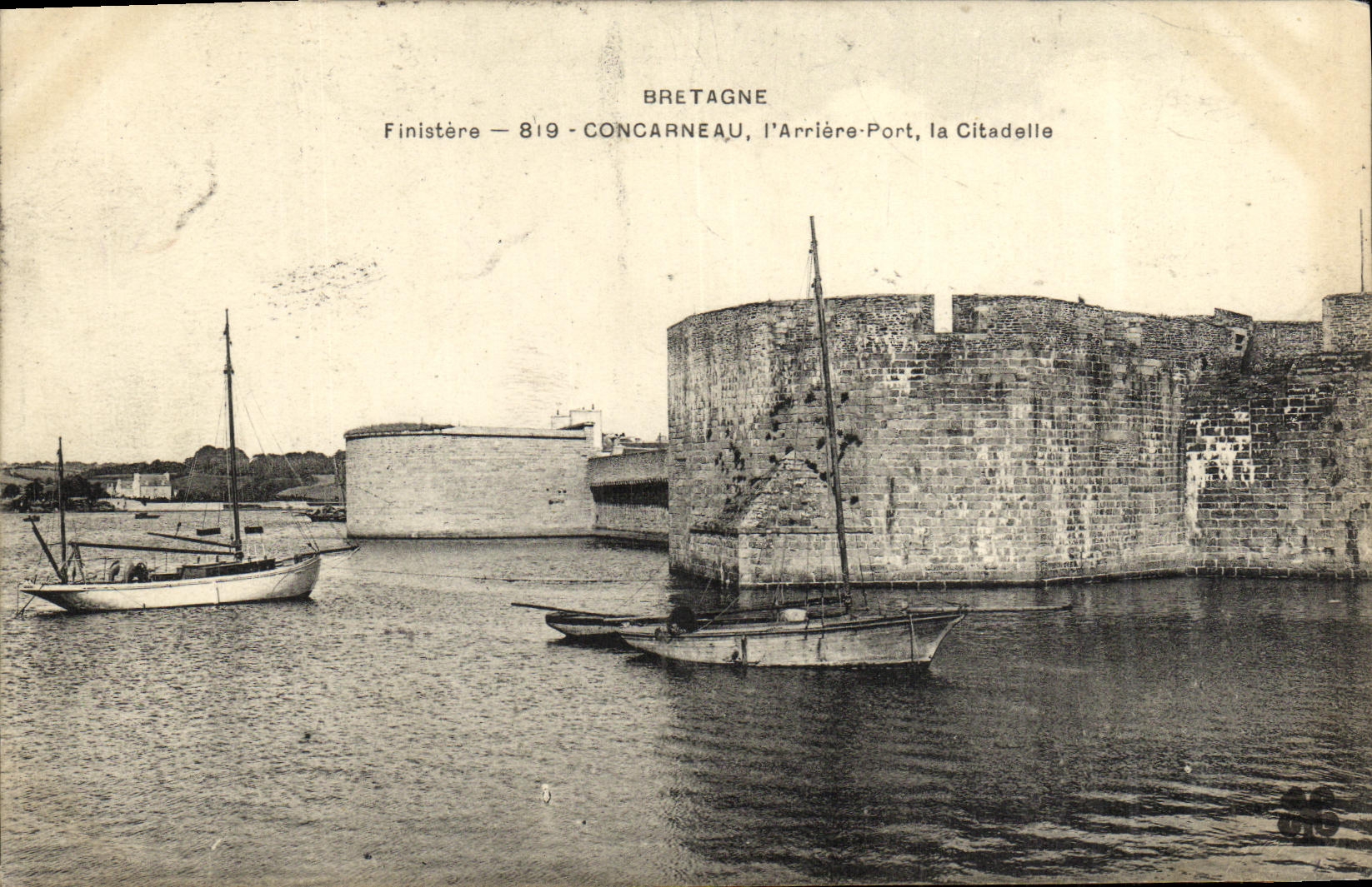 CPA Concarneau L Arriere port La citadelle