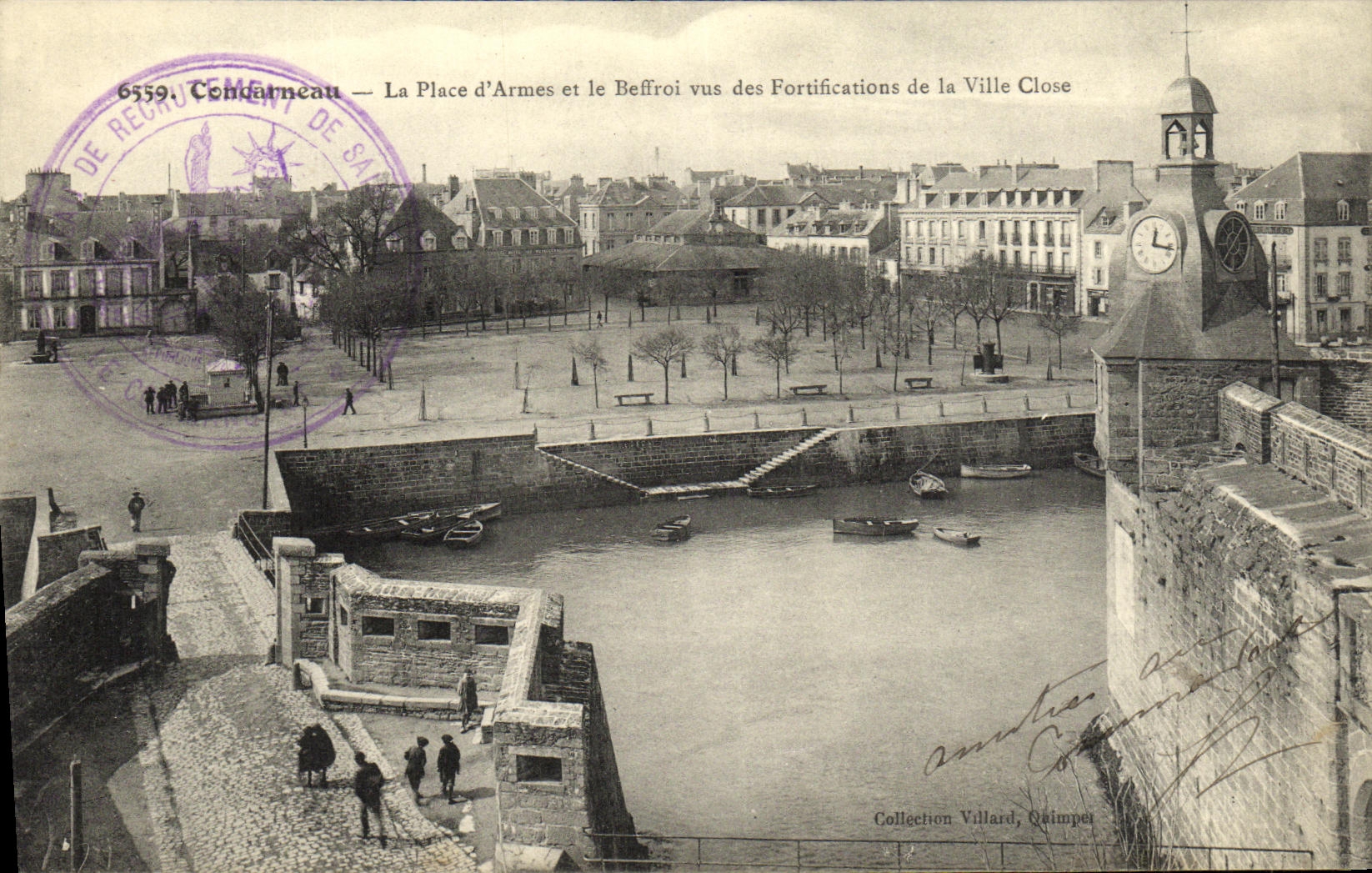 CPA Concarneau La Place d Armes et le beffroi vus des fortifications de la ville close