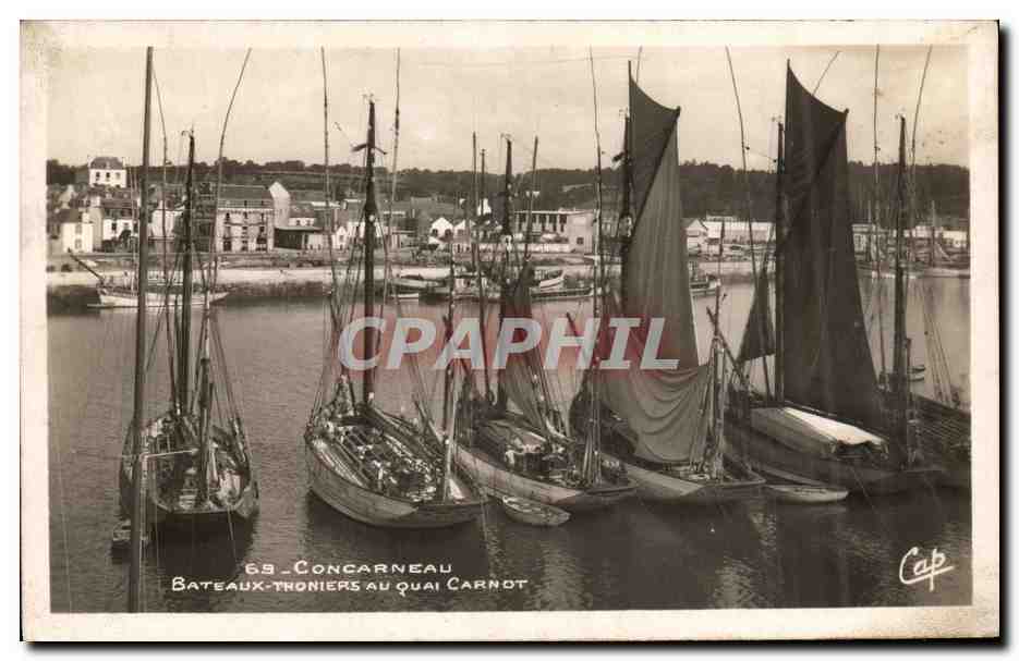 CPA Concarneau Bateaux thoniers au quai Carnot 