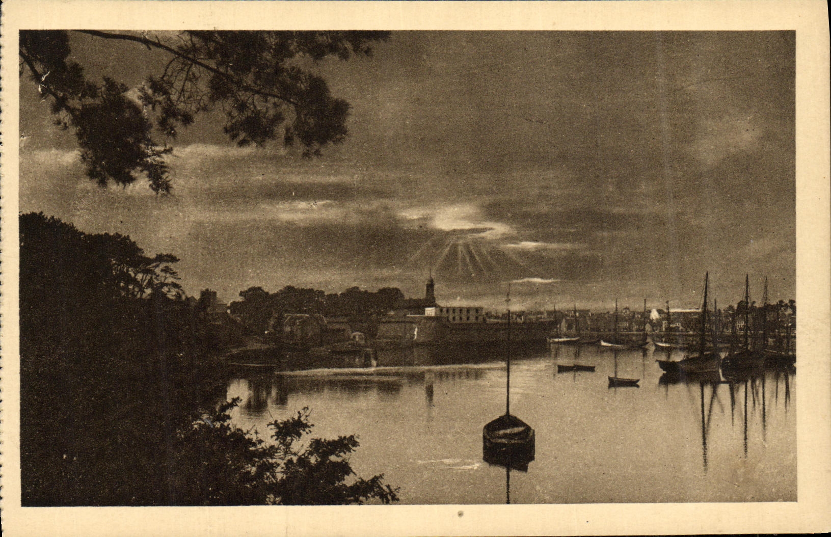 CPA Concarneau Coucher de soleil au Moros