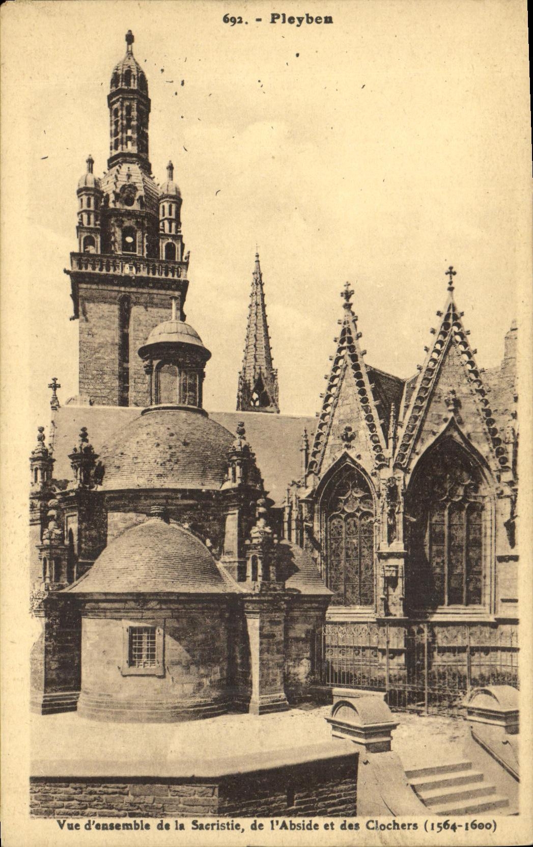 CPA Pleyben Vue d ensemble de la sacristie de l abside et des clochers