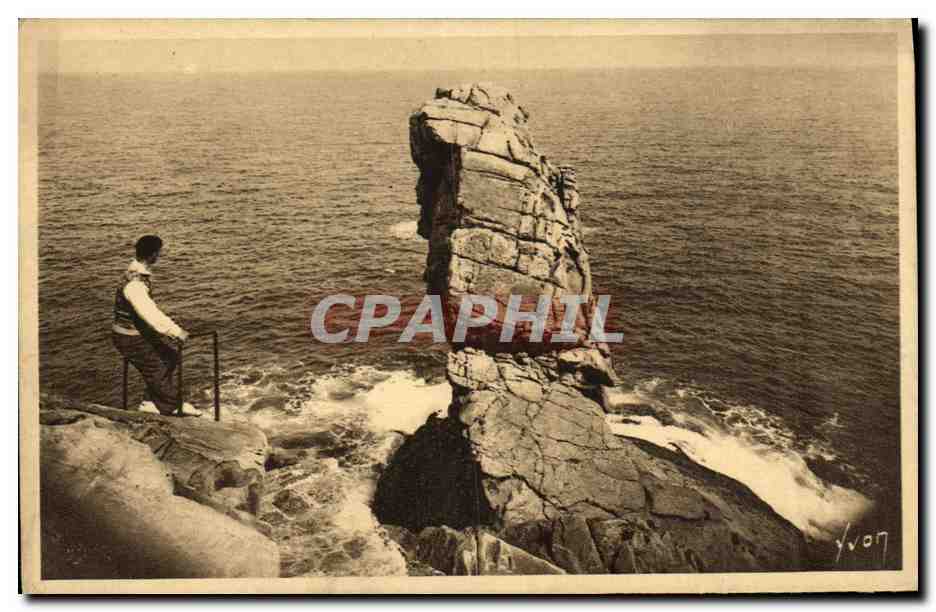 CPA Le Pointe du Raz Finistere Baie des trepasses Le menhir