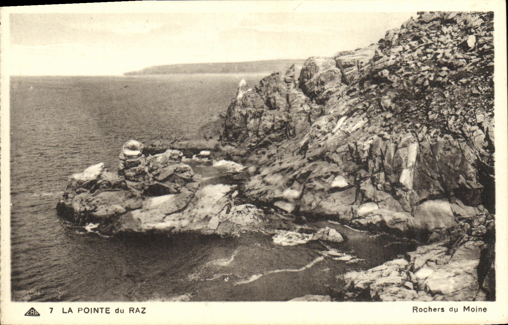 CPA La Pointe du raz Rochers du moine