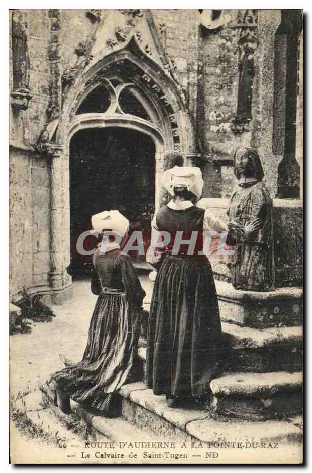 CPA La Pointe du raz Route d Audierne Le calvaire de Saint Tugen Femmes Folklore