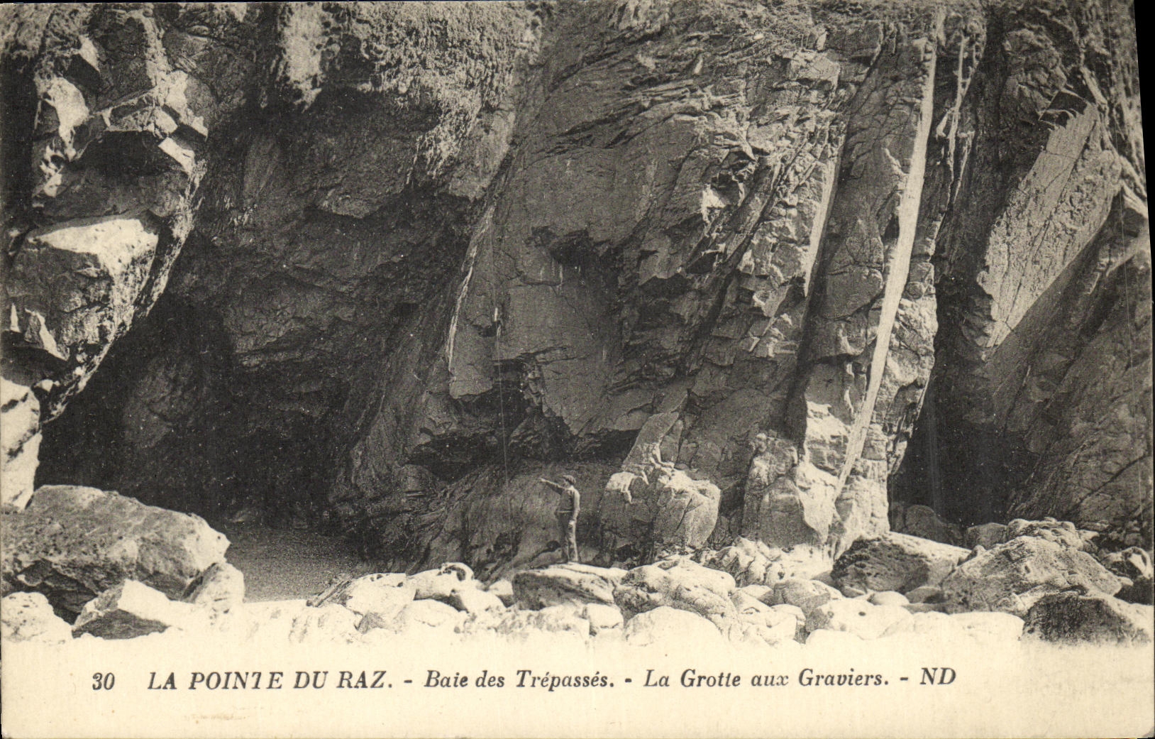 CPA La Pointe Du Raz Baie des Trepasses La grotte aux graviers