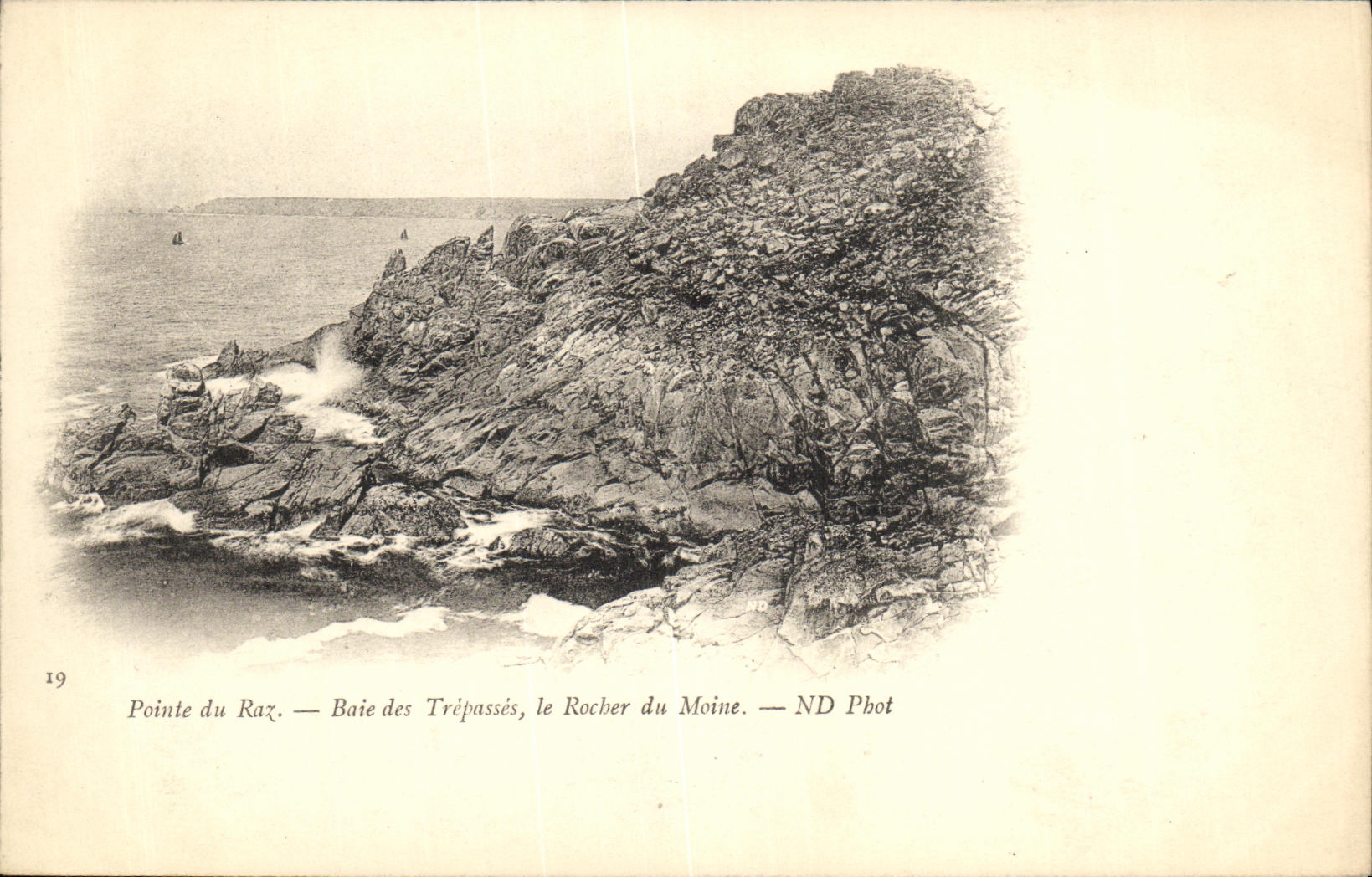 CPA La Pointe du Raz Baie des Trepasses Le rocher du moine