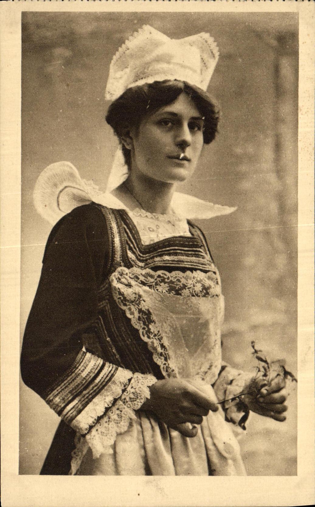 CPA Pont Aven Folklore Femme