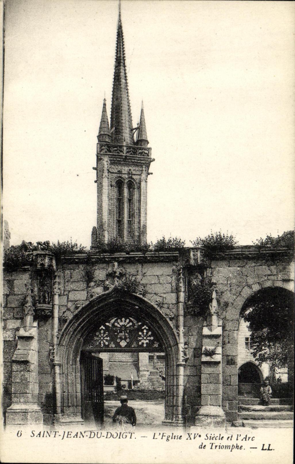 CPA Saint Jean Du Doigt L Eglise et l arc de triomphe