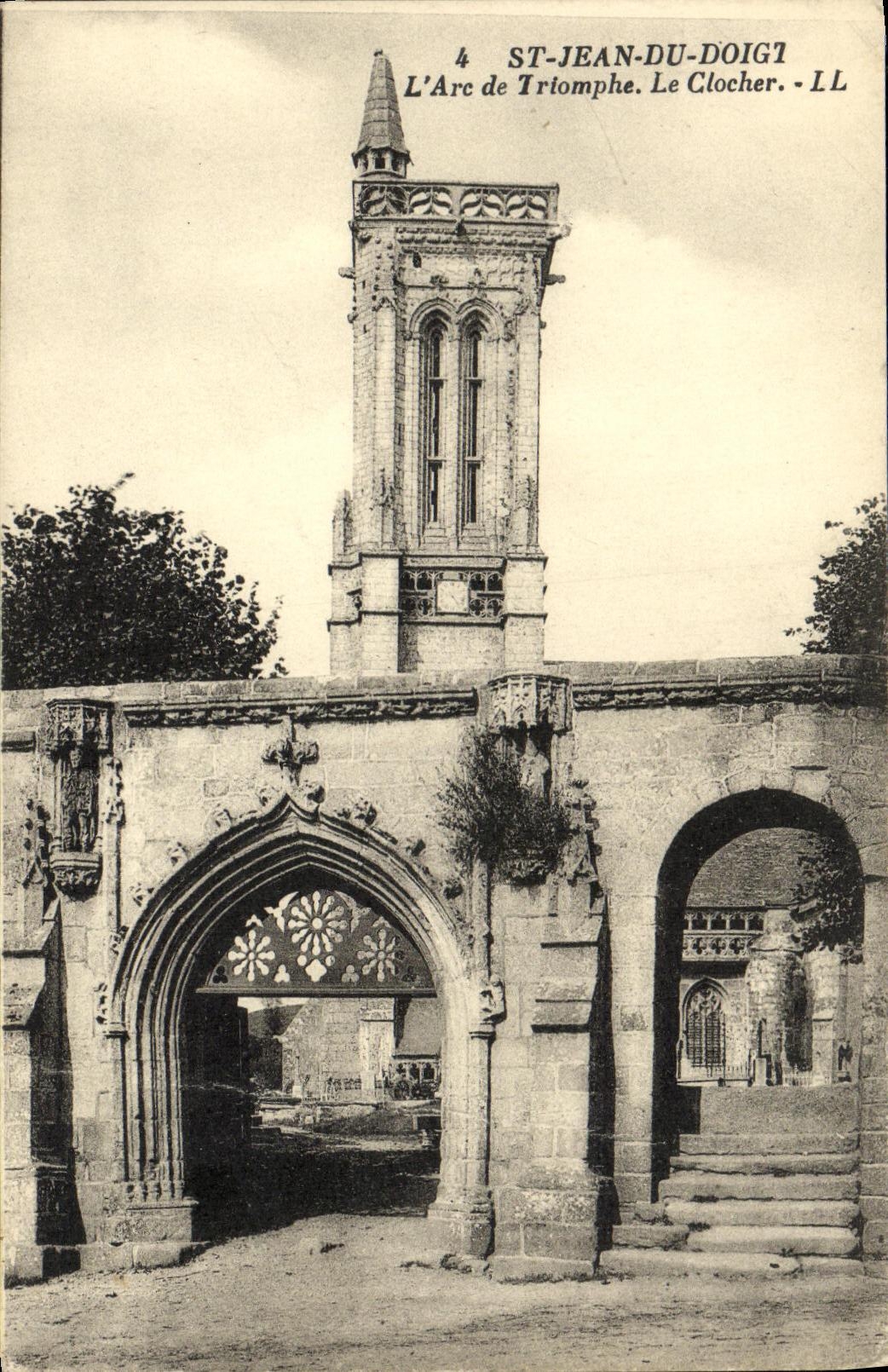 CPA St Jean Du Doigt L Arc de Triomphe Le Clocher