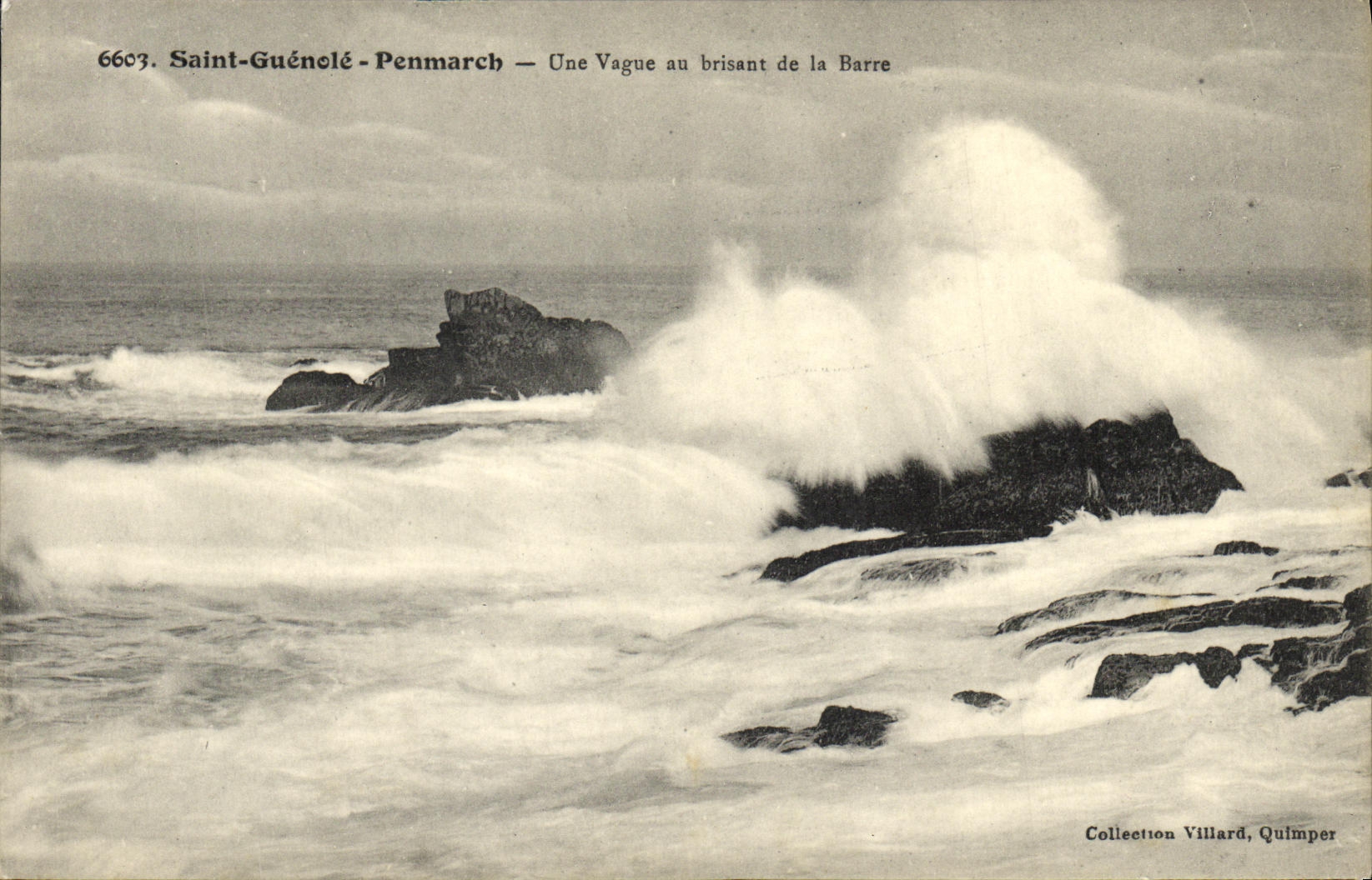 CPA Penmarch Saint Guenole Une Vague au Brisant de la Barre