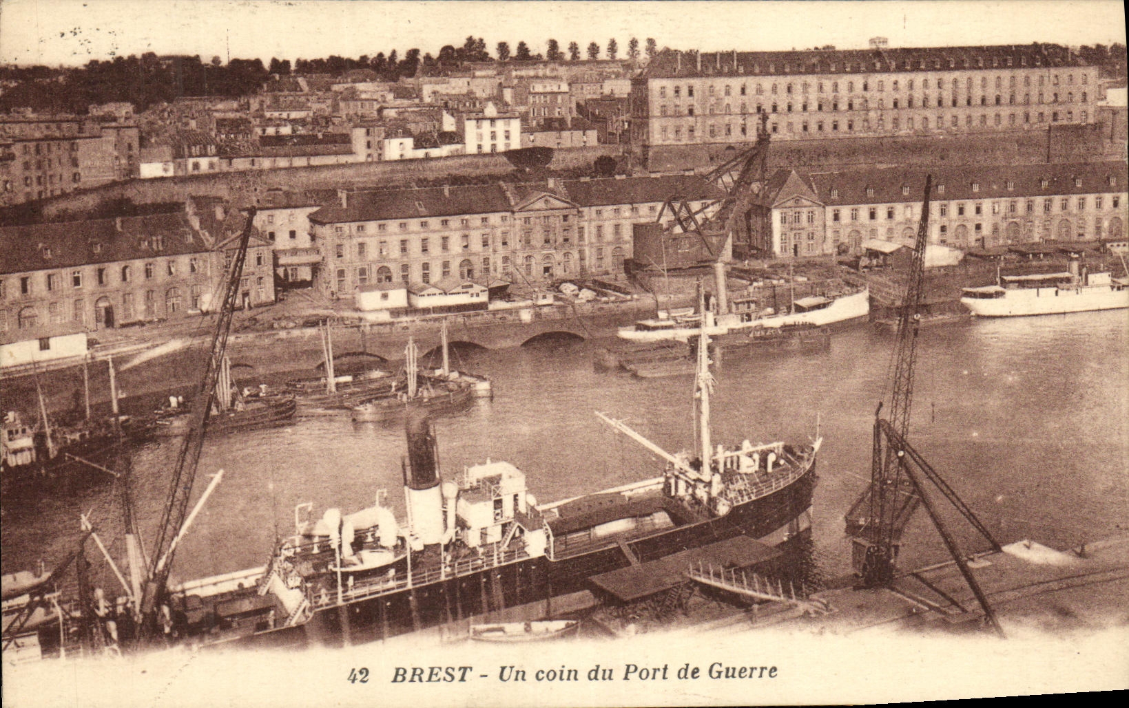 CPA Camaret Un coin du Port de Guerre Bateaux
