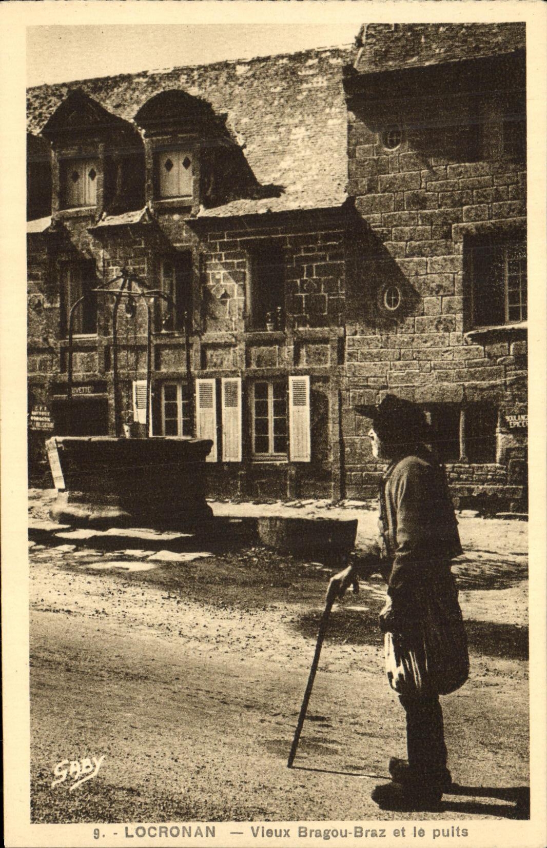 CPA Locronan Vieux Bragou Braz et le Puits Folklore