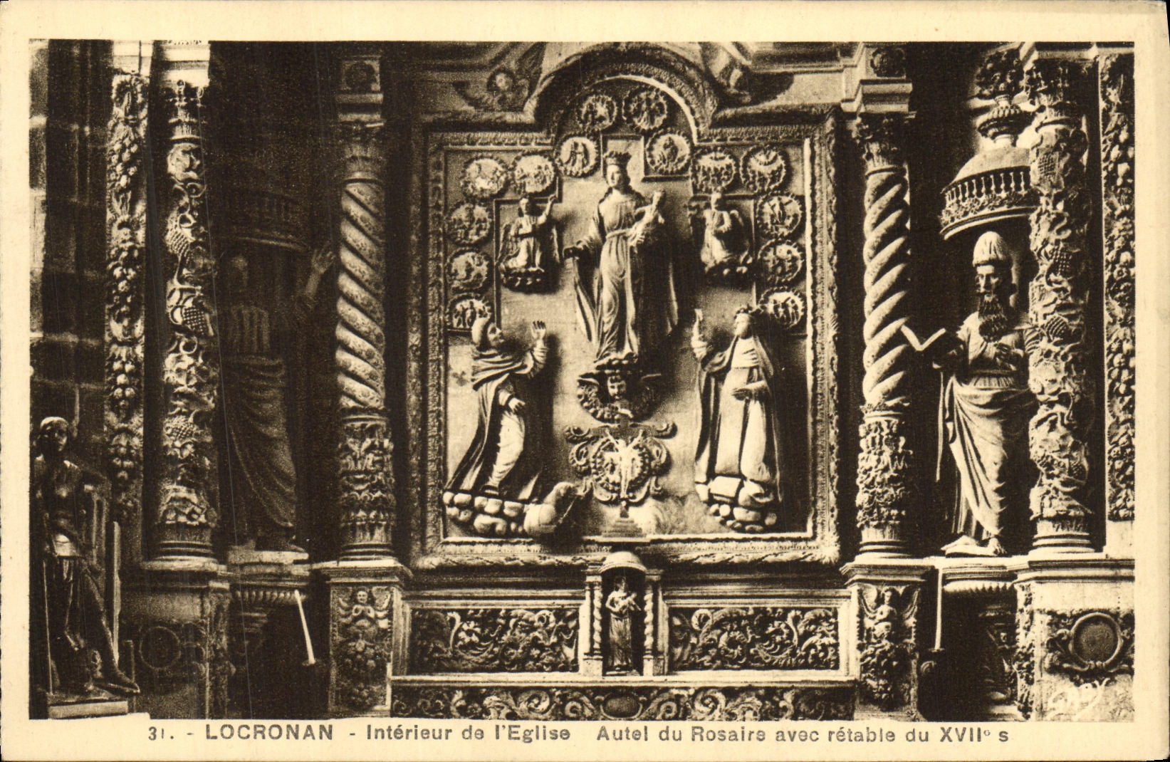 CPA Locronan Interieur de L Eglise Autel du Rosaire avec retable du 17eme