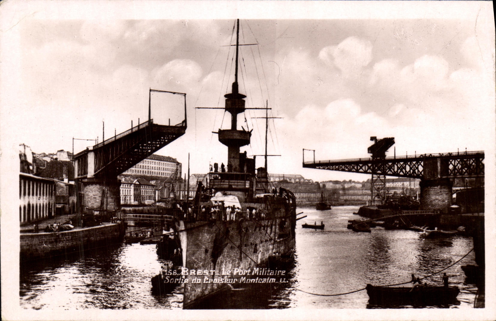 CPA Brest Le port militaire Sortie du croiseur Montcalm Bateau 