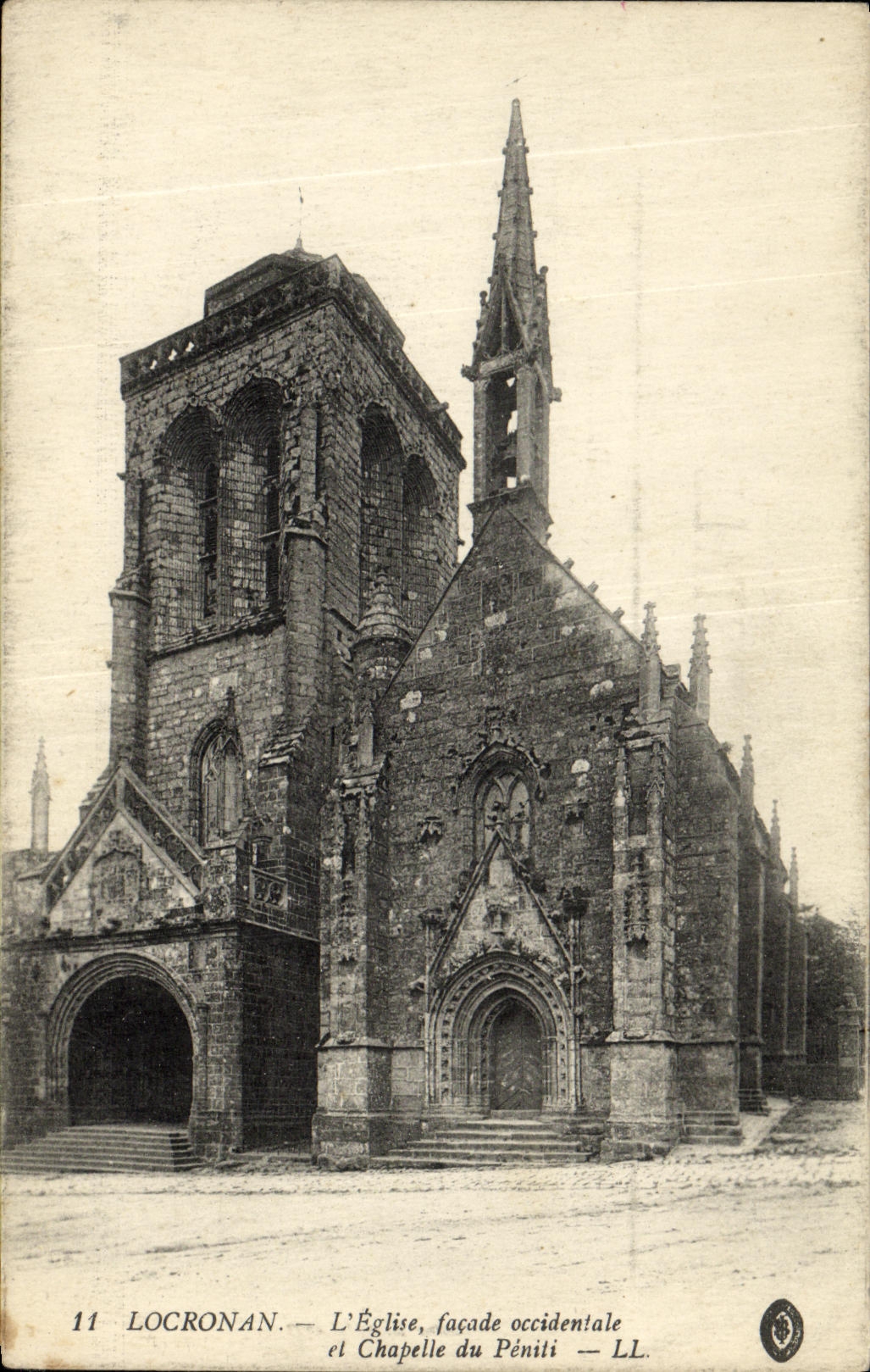 CPA Locronan L Eglise Facade Occidentale et chapelle du Peniti