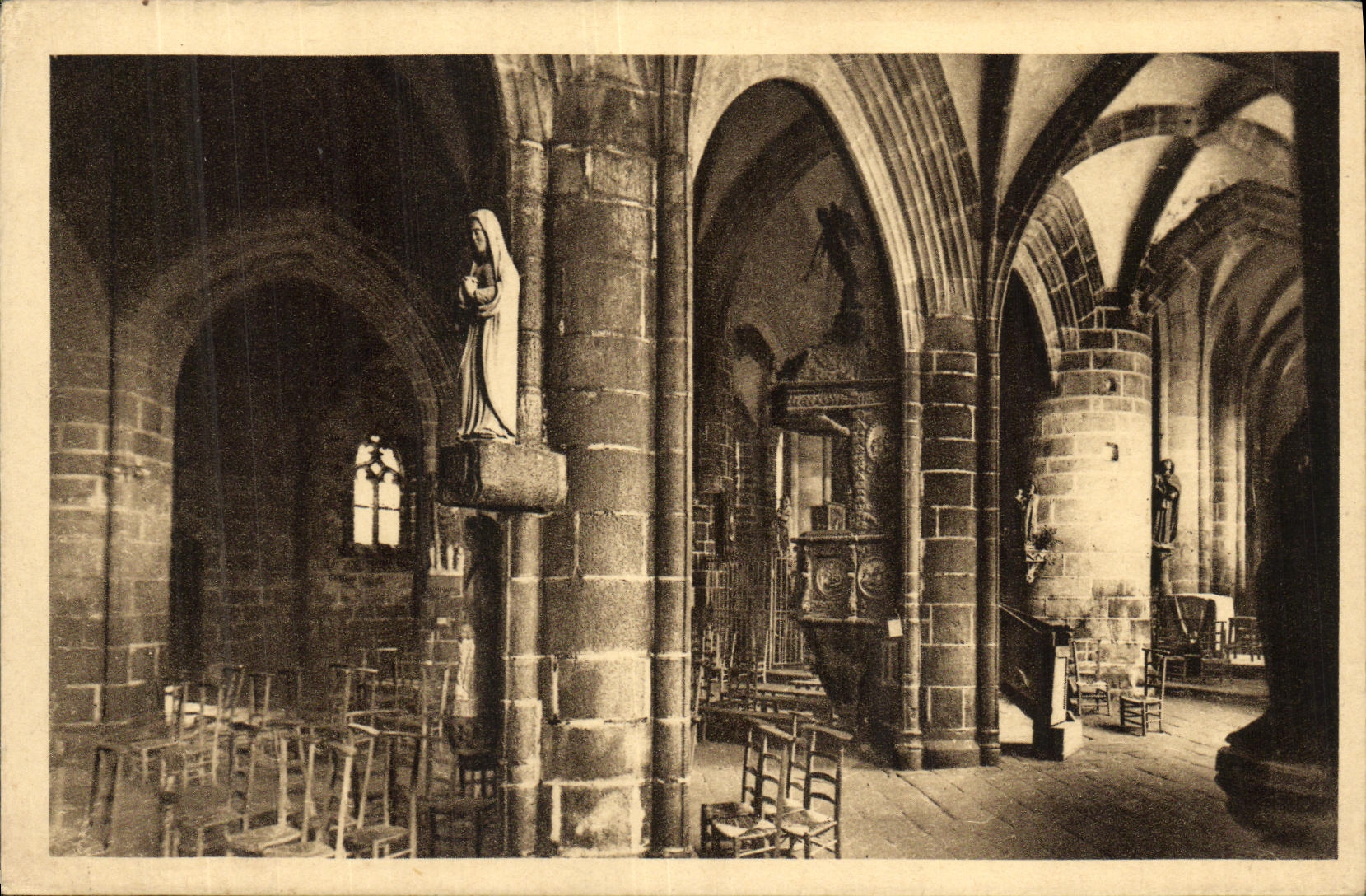 CPA Locronan Interieur de L Eglise Bas cote