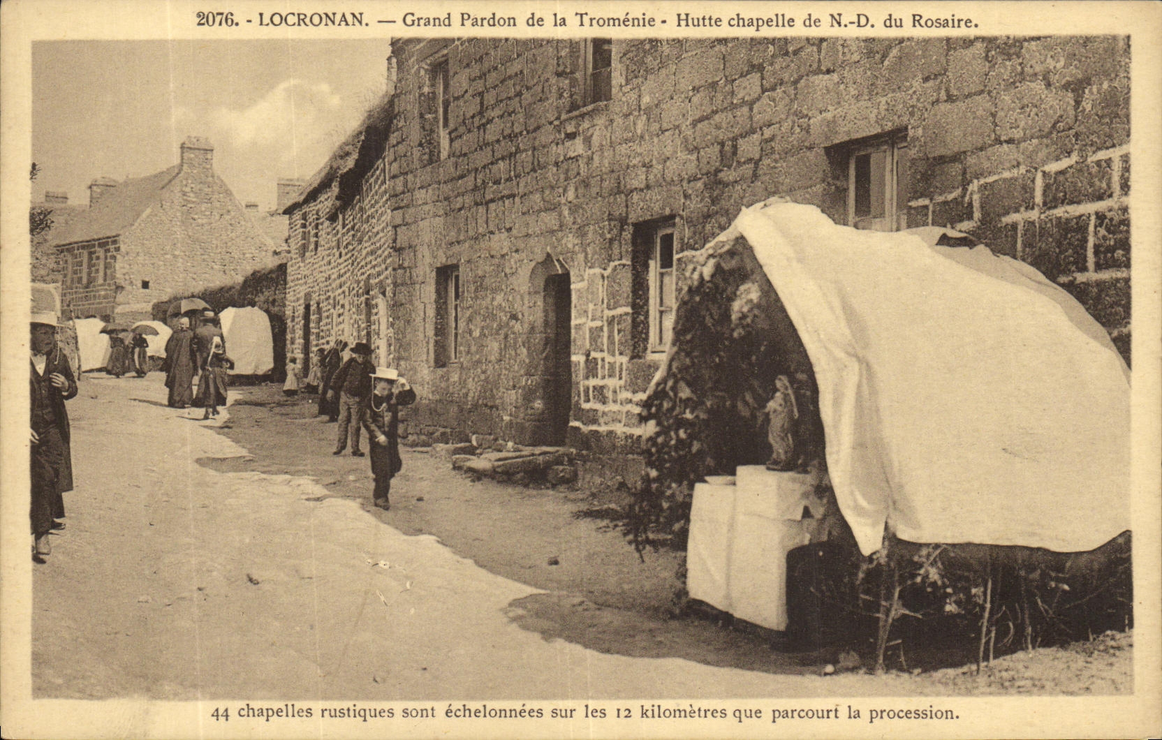 CPA Locronan Grand Pardon de la Tromenie Hutte Chapelle de Nd du Rosaire Folklore Costume