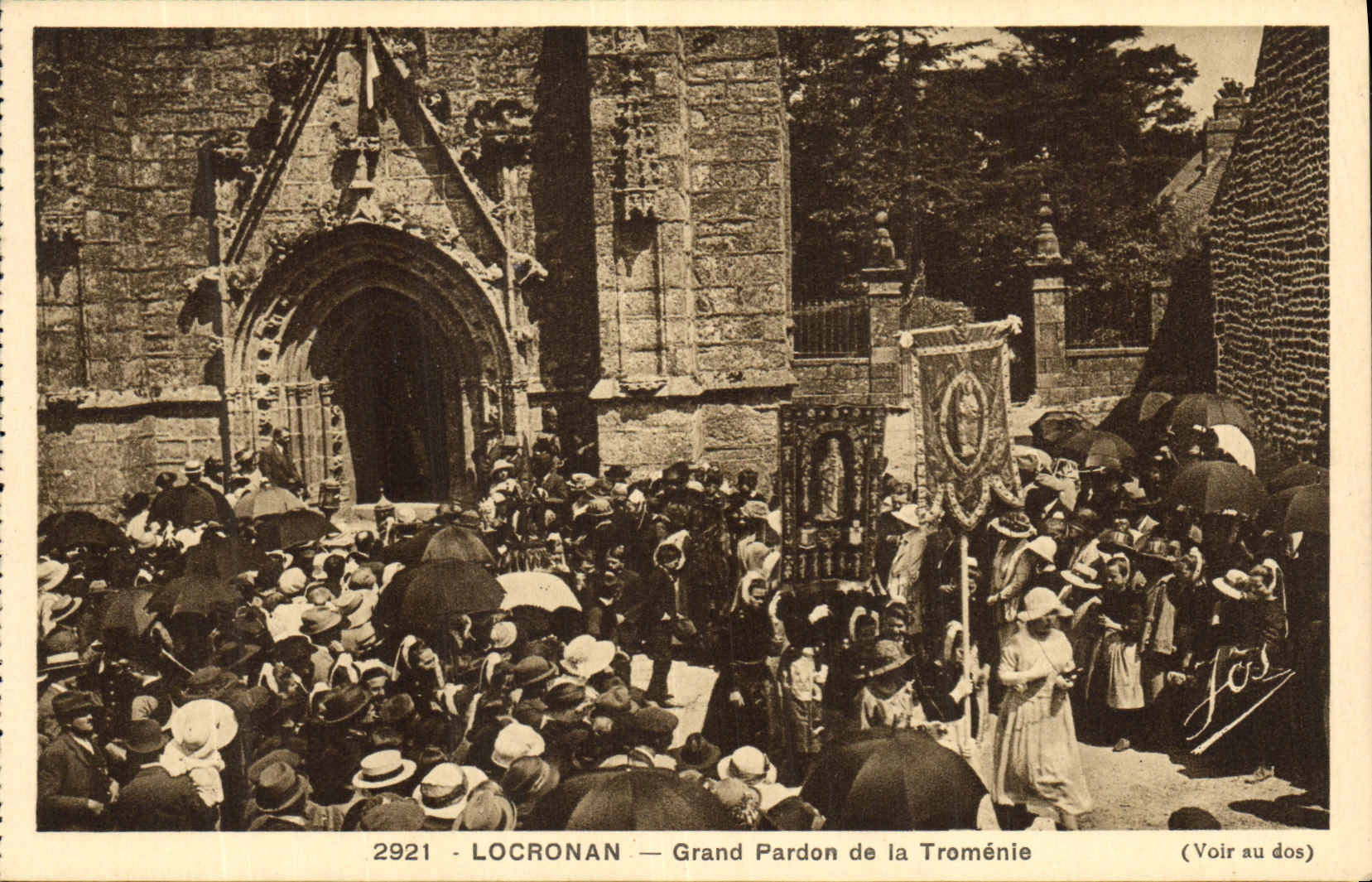 CPA Locronan Grand Pardon de la Tromenie Folklore Costume La procession sort de l eglise par le portail de la chapelle 