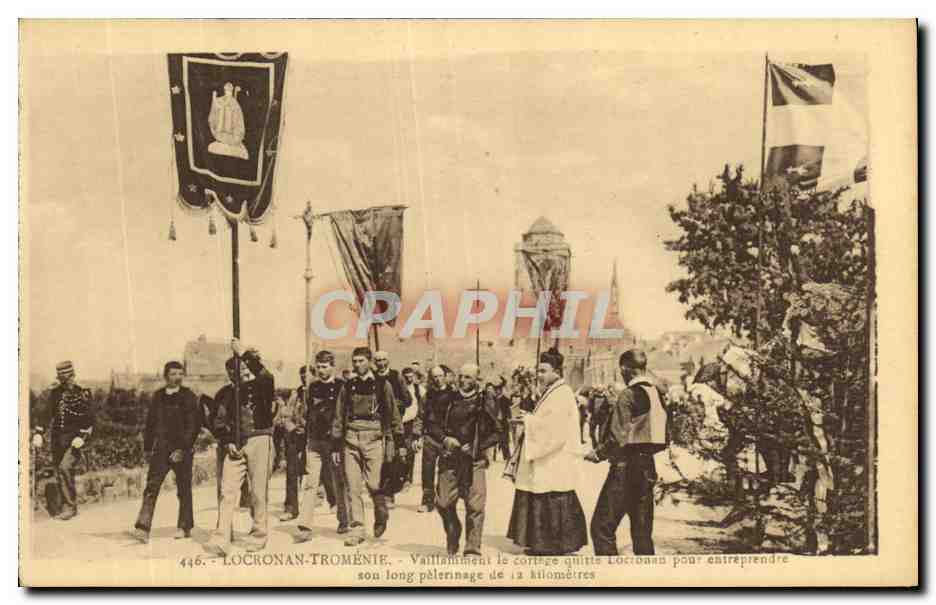 CPA Locronan Grand Pardon de la Tromenie Folklore Costume Le cortege quitte Locronan