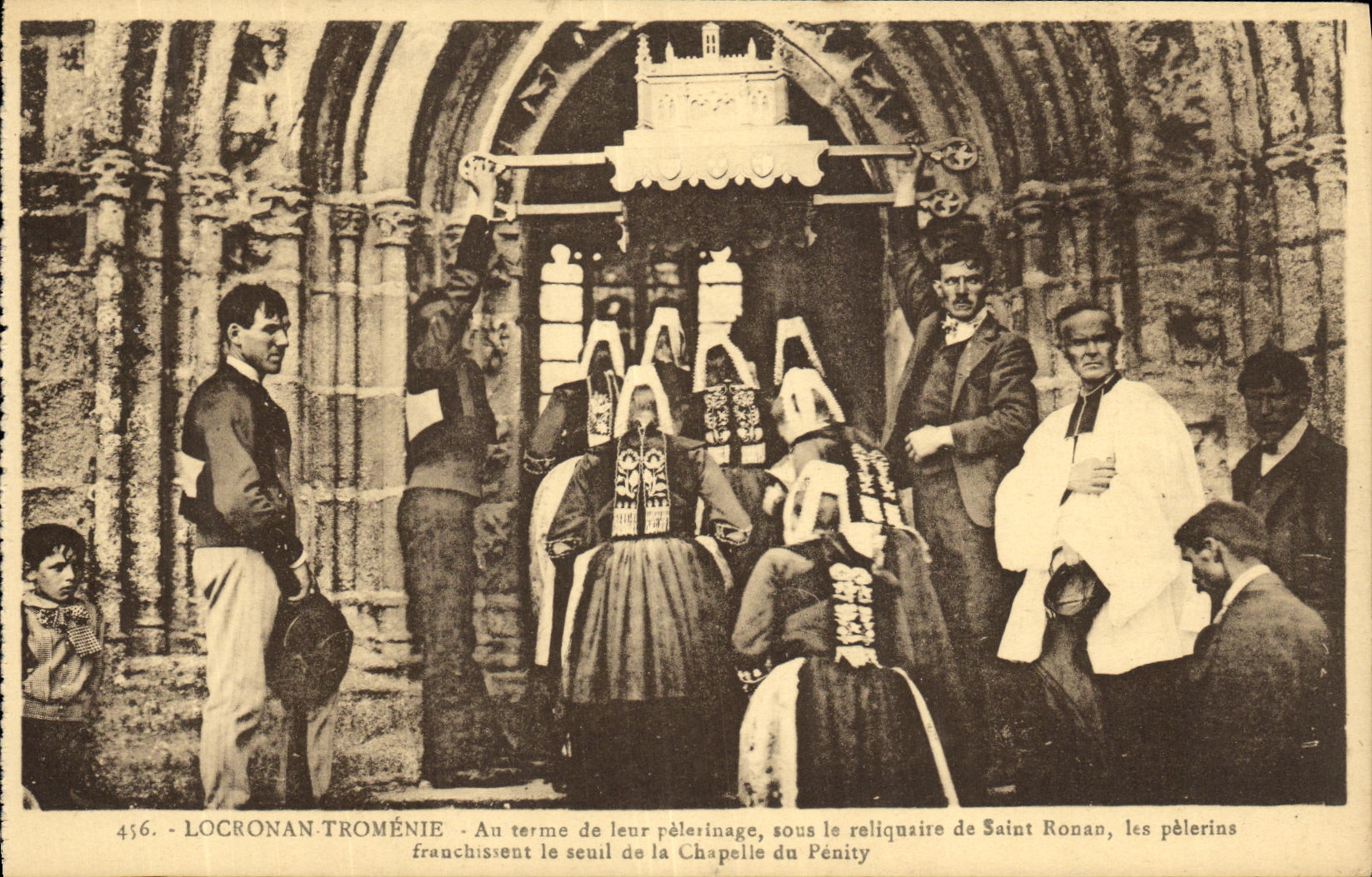 Locronan, Troménie — Pèlerins franchissant le seuil de la chapelle du Pénity sous le reliquaire de Saint Ronan — CPAPHIL, phot. G. Catesaulin
