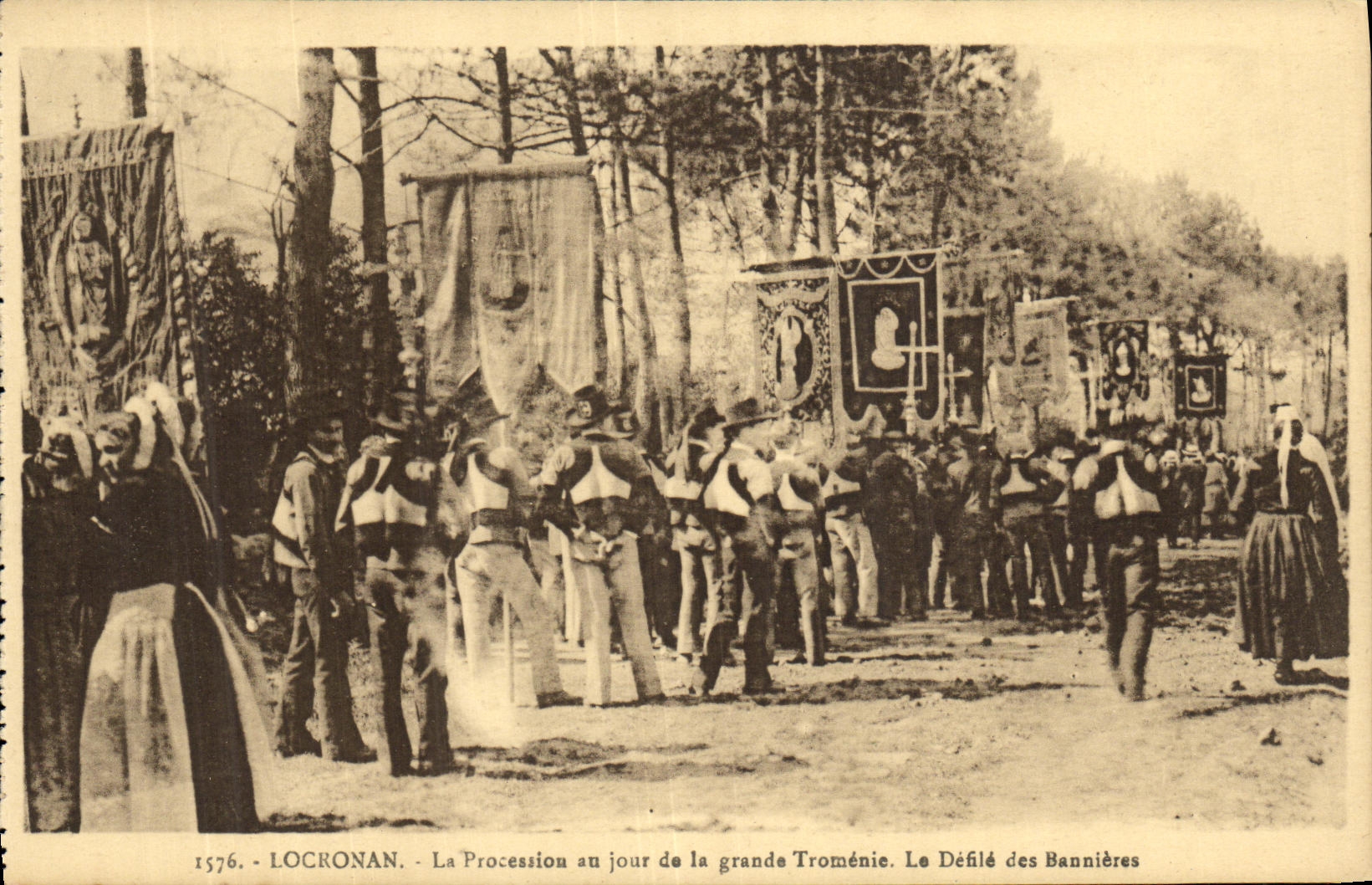 CPA Locronan La Processiou au Jour de la Grand Tromenie Le defile des bannieres Folklore Costume