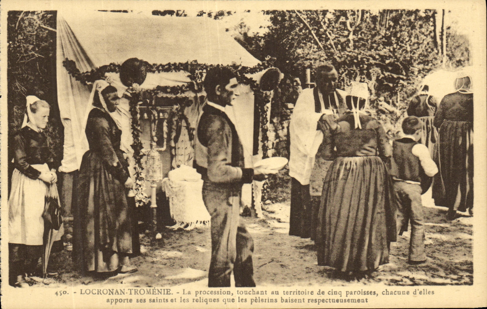 CPA Locronan Grande Tromenie Folklore Costume La procession