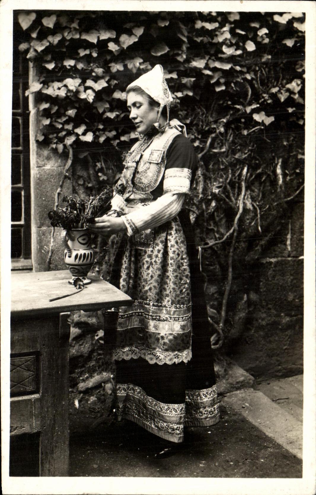 CPA Locronan Mariee Bretonne Folklore Costume