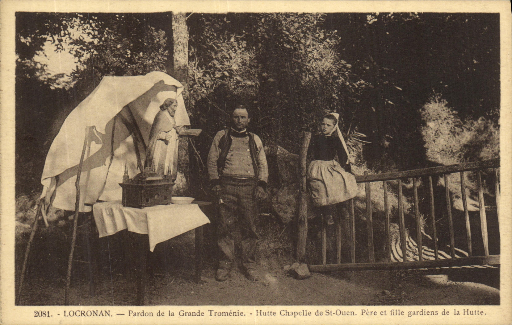 CPA Locronan Pardon de la Grande Tromenie Hutte Chapelle de St ouen pere et fille gardiens de la hutte