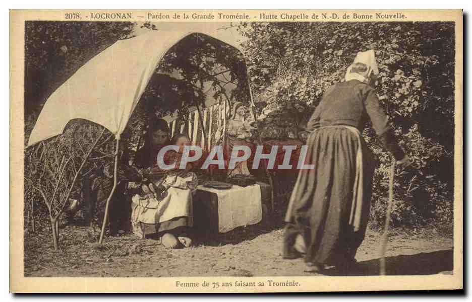 CPA Locronan Pardon de la Grande Tromenie Femme de 75 ans faisant sa TRomenie Folklore Costume
