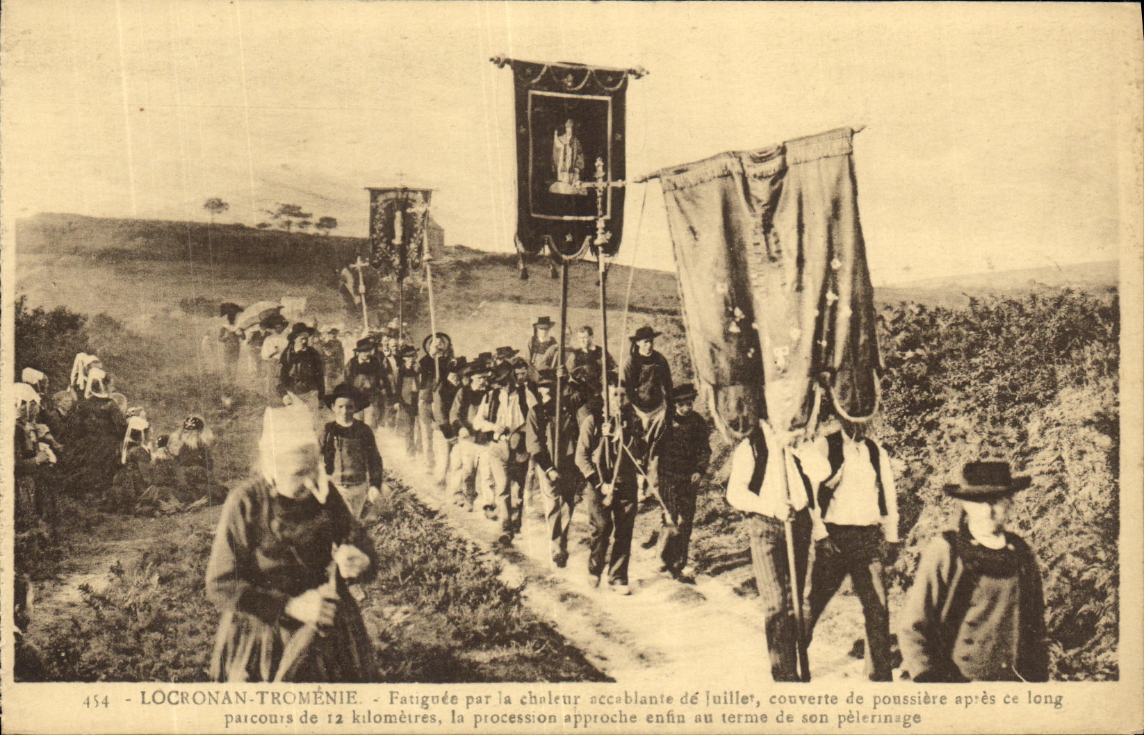CPA Locronan Tromenie La procession approche du terme du pelerinage Folklore Costume