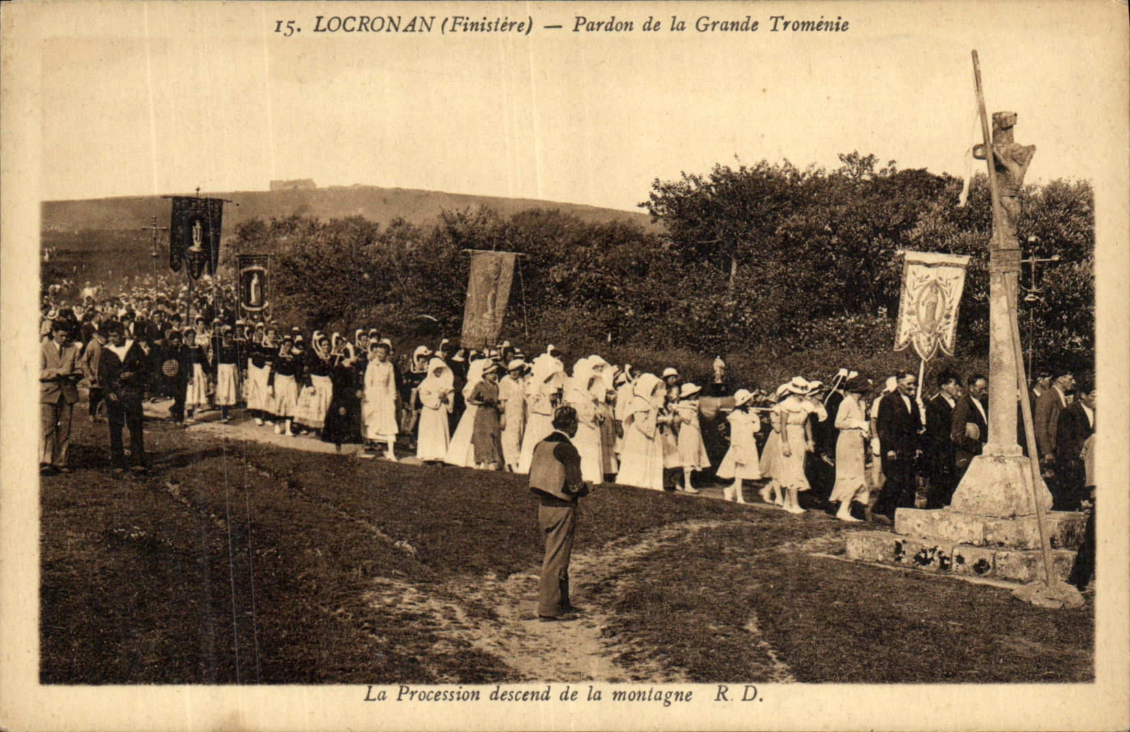CPA Locronan Pardon de la Grande Tromenie La procession descend de la montagne Folklore Costume