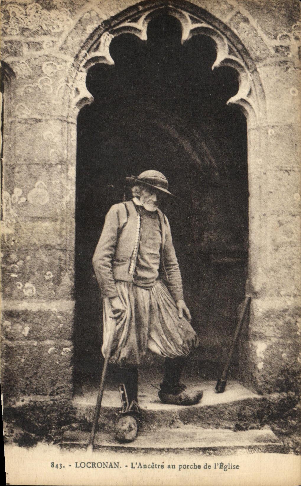 Locronan - L'Ancêtre au porche de l'Église — série 843, éditeur Le Doaré, Châteaulin
