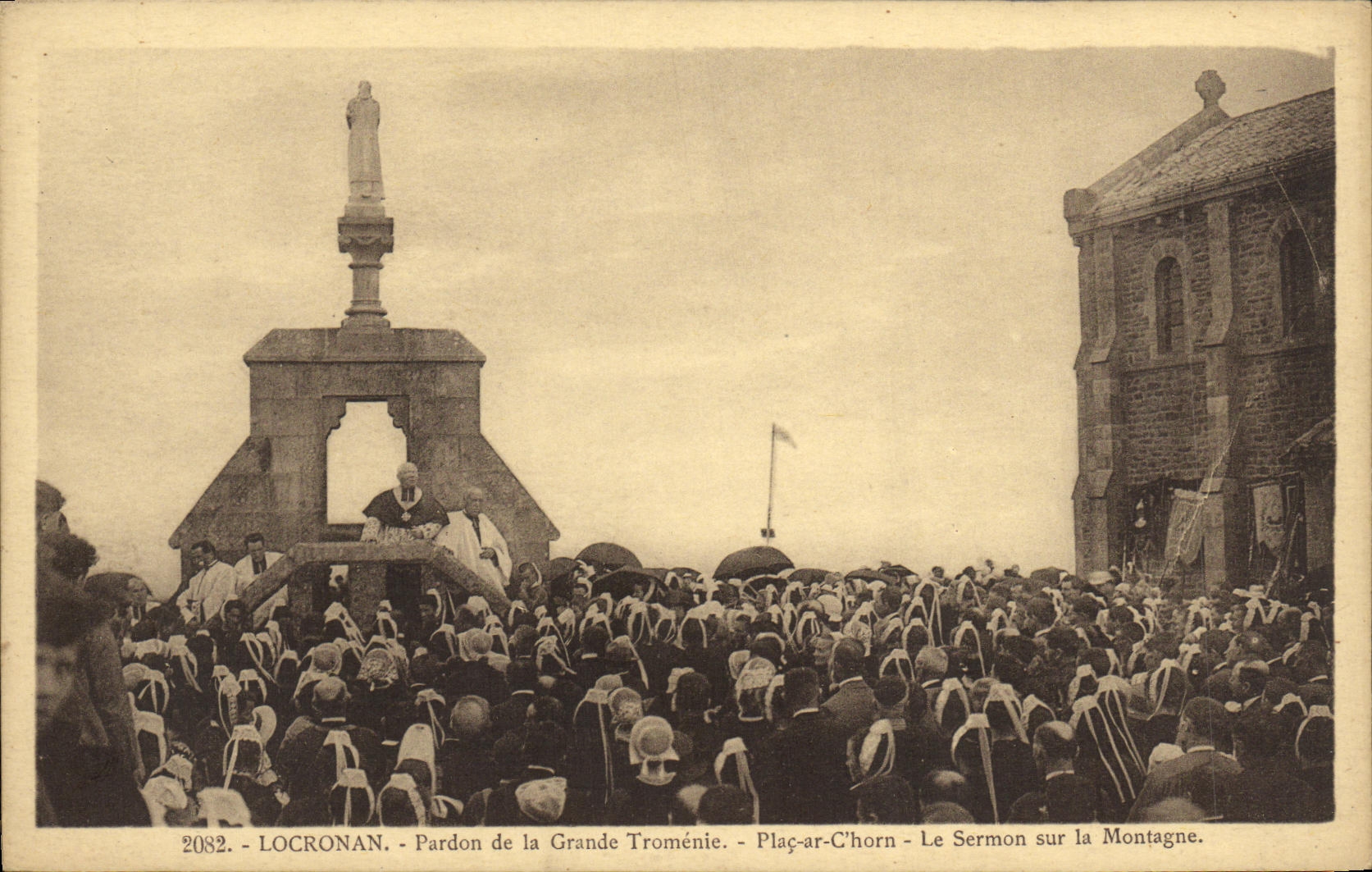 CPA Locronan Pardon de la Tromenie Le sermon sur la montagne Folklore Costume