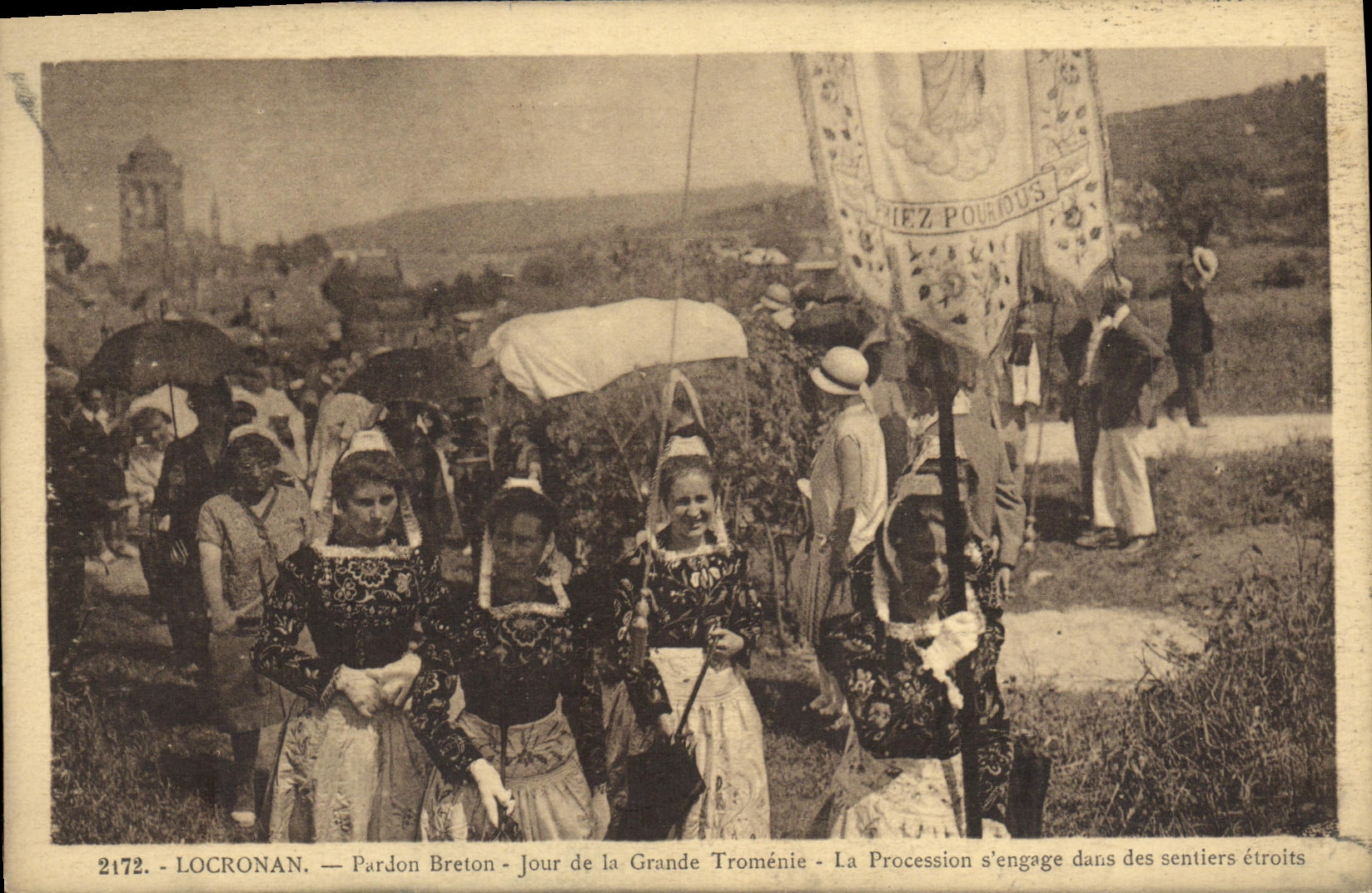 CPA Locronan Pardon Breton Jour de la Tromenie La procession s engage dans les sentiers etroits