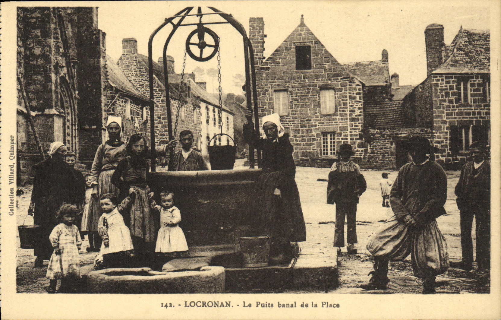 CPA Locronan La Puits banal de la Place Folklore Costume