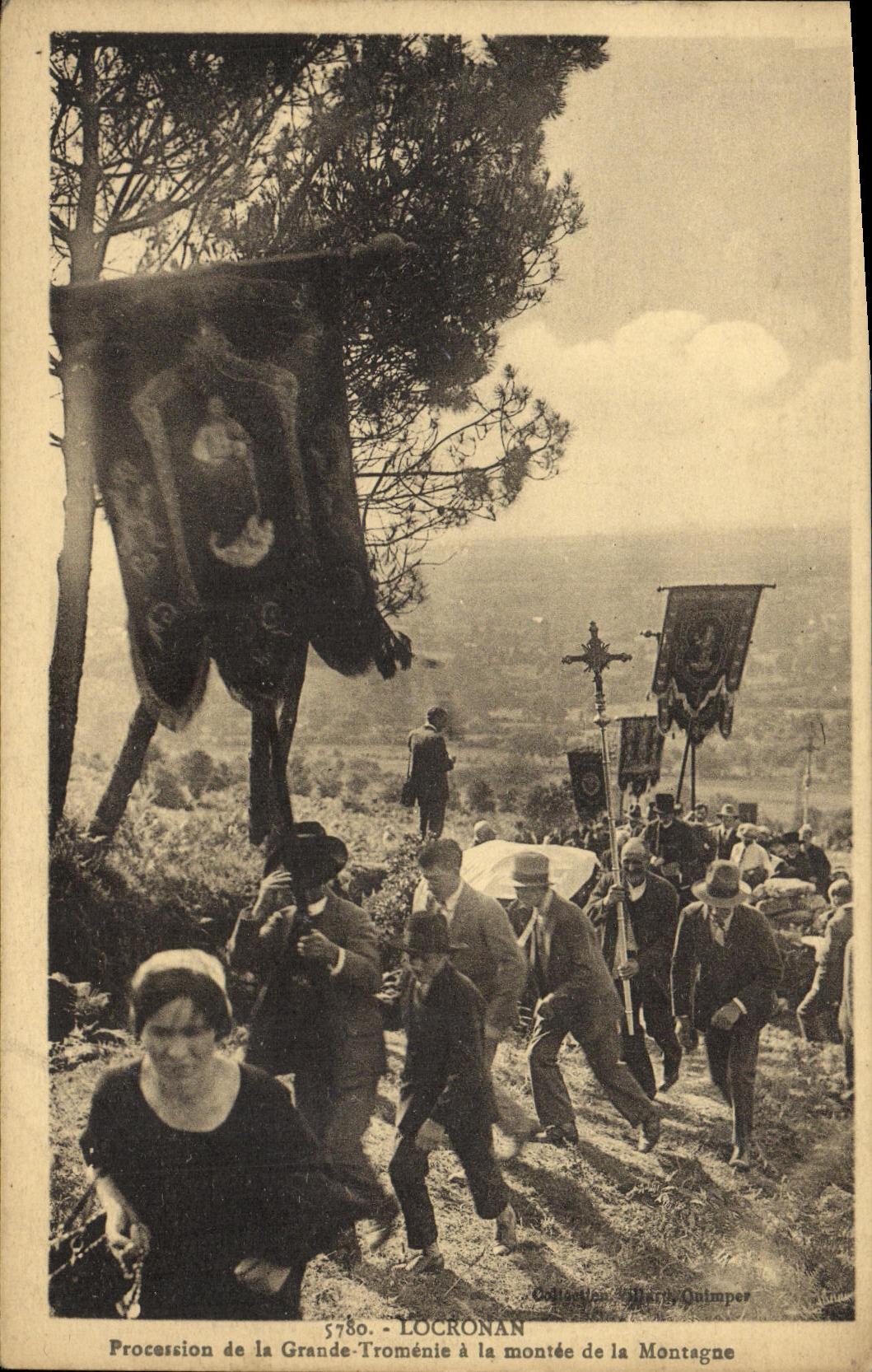 CPA Locronan Procession de la Pardon de la Tromenie a la montee de la montagne 