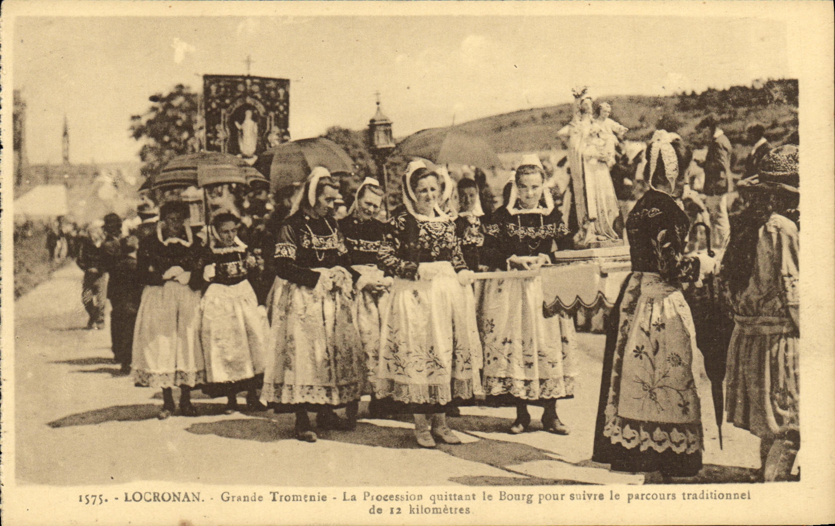 CPA Locronan Procession de la Pardon de la Tromenie Folklore Costume La procession quittant le bourg 