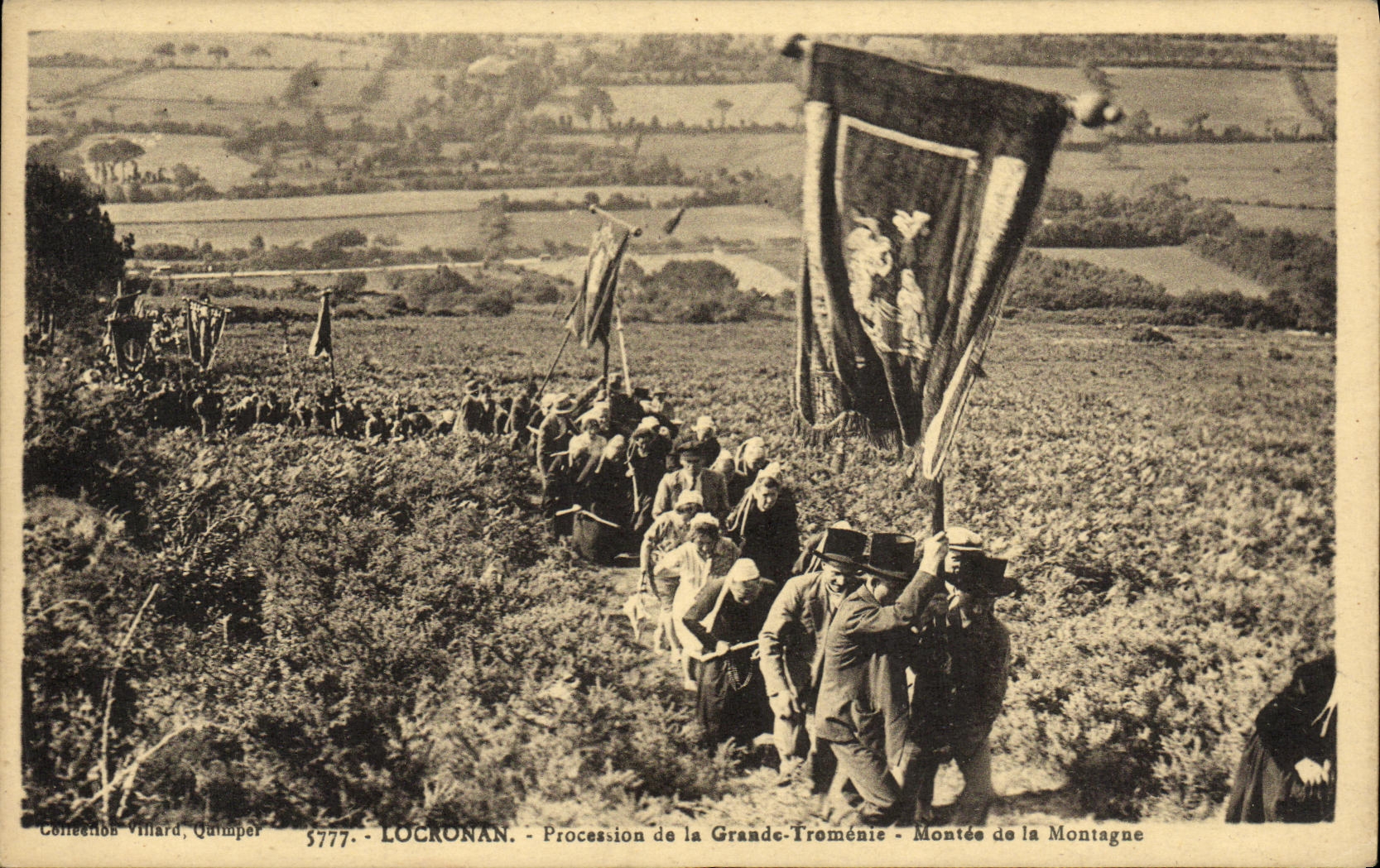 CPA Locronan Procession de la Grande Tromenie Montee de la montagne Folklore Costume