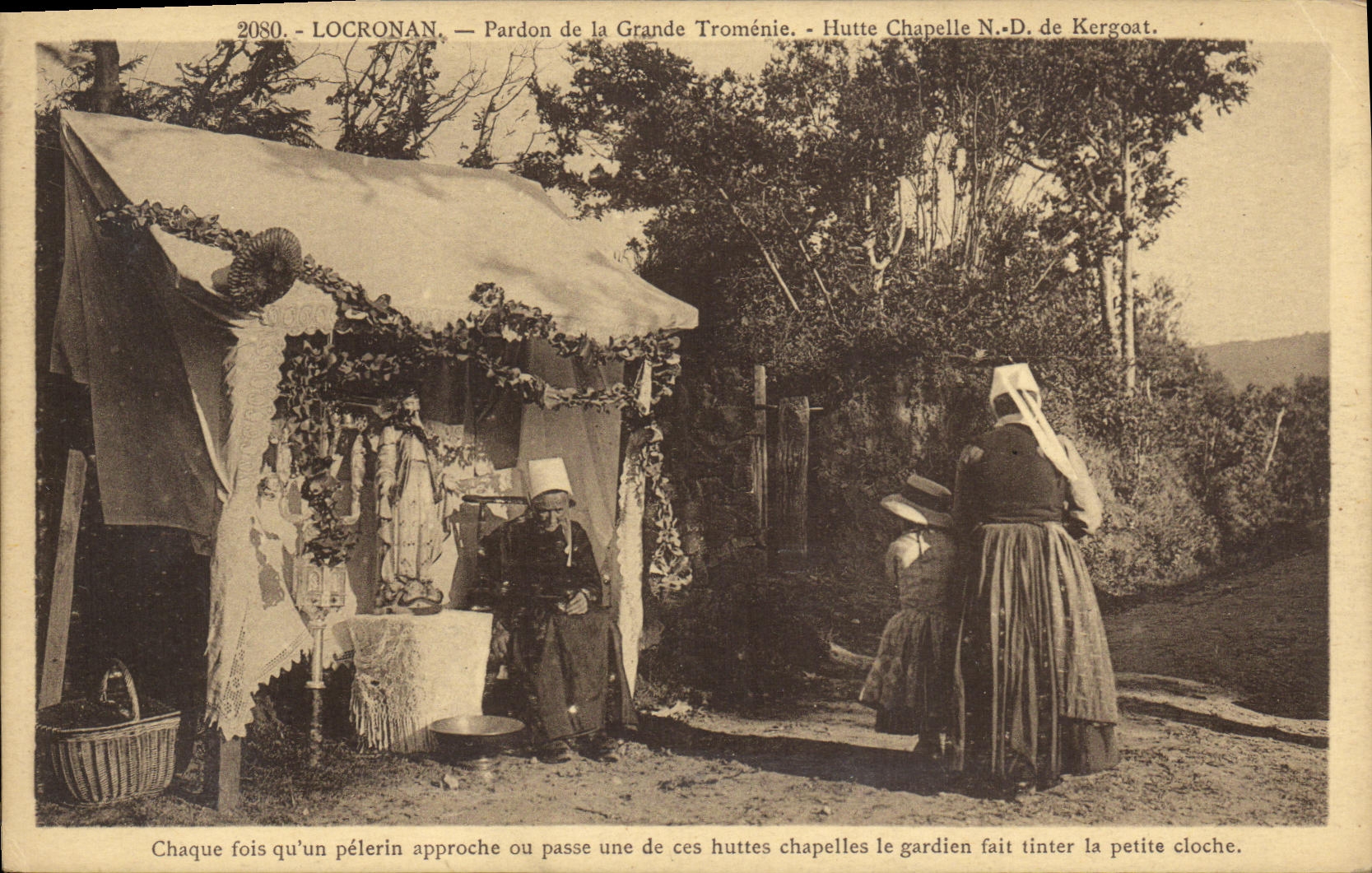 CPA Locronan Pardon Breton Jour de la Grande Tromenie Hutte chapelle ND de Kergoat Folklore Costume