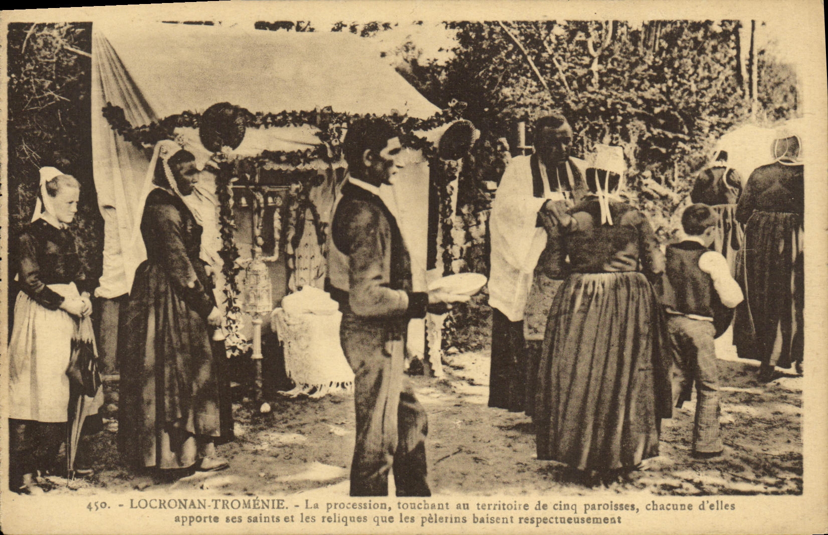 CPA Locronan Pardon Breton Jour de la Grande Tromenie Folklore Costume