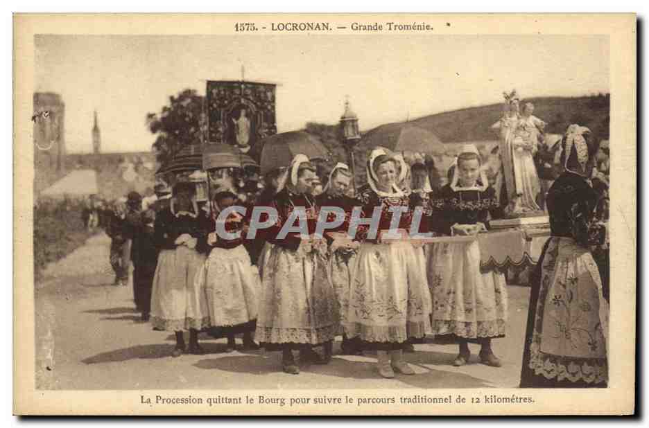 CPA Locronan Grande Tromenie La procession quittant le bourg Folklore Costume