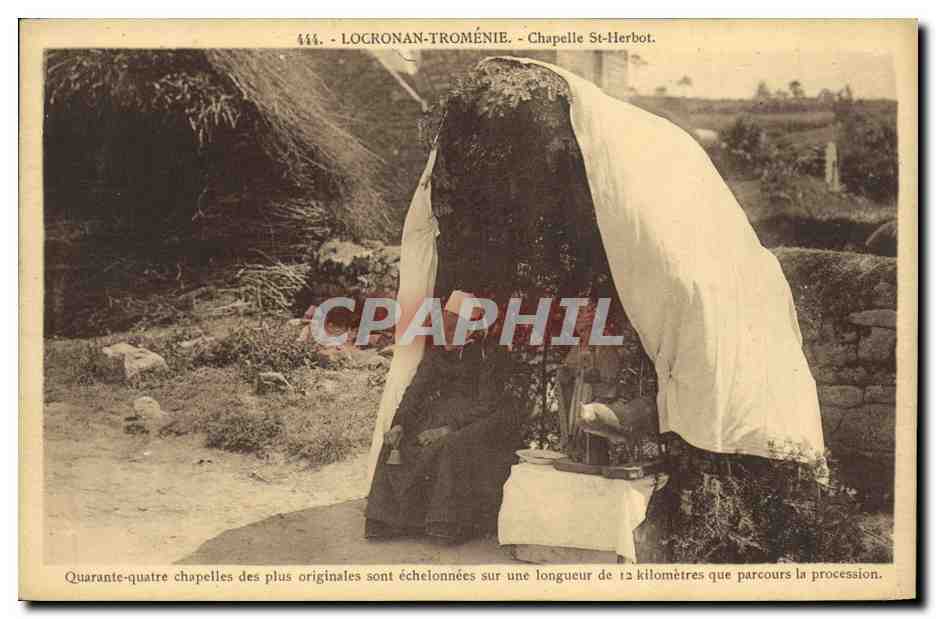 CPA Locronan Chapelle St Herbot Chandelles Folklore Costume