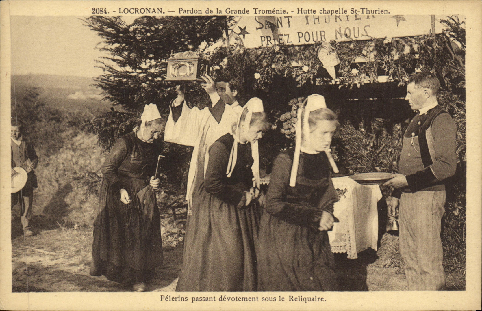 CPA Locronan Pardon de la Grande Tromenie Hutte Chapelle St Thurien Folklore Costume
