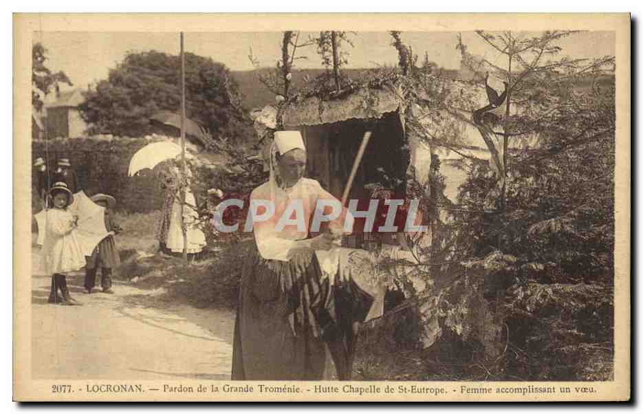 Locronan — Pardon de la Grande Troménie — Hutte Chapelle de St-Eutrope — Femme accomplissant un vœu.