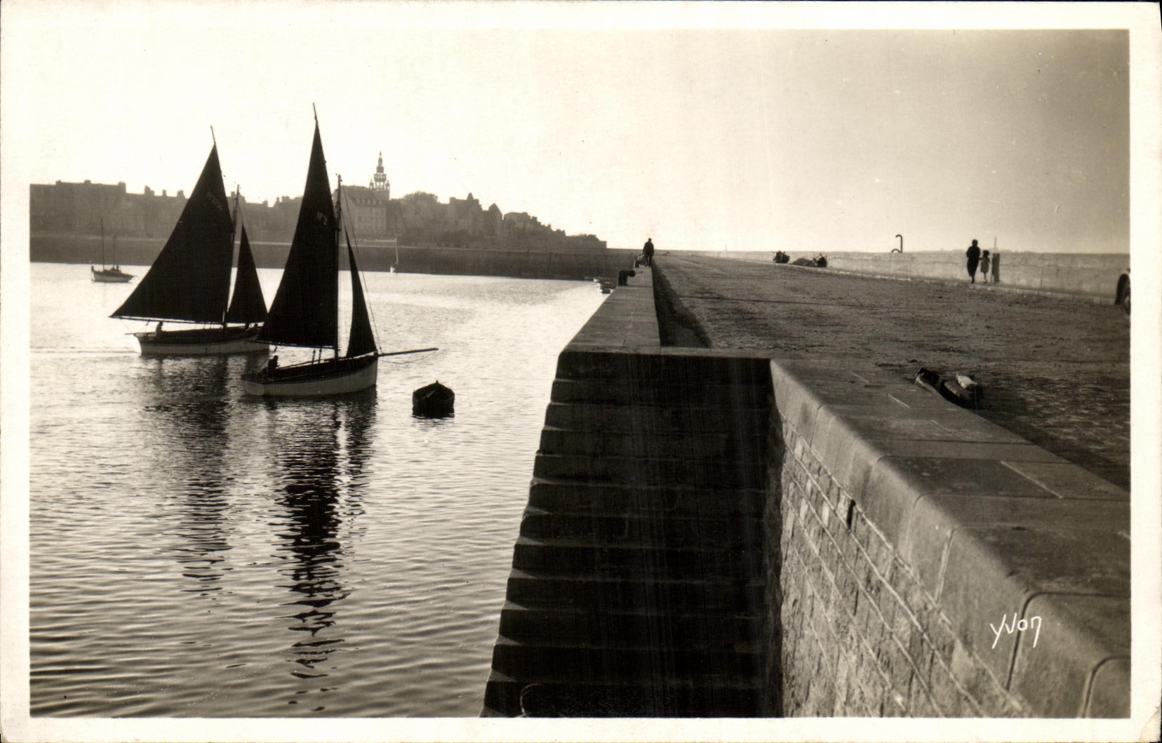 CPA La Douce France Roscoff Promenade du Mole Bateau