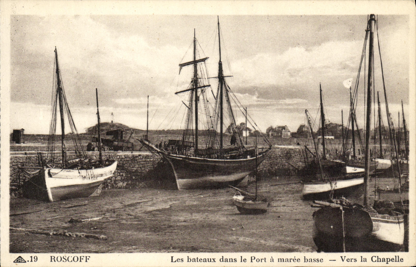 CPA Roscoff Les bateaux dans le port a maree basse Vers la Chapelle Bateaux 
