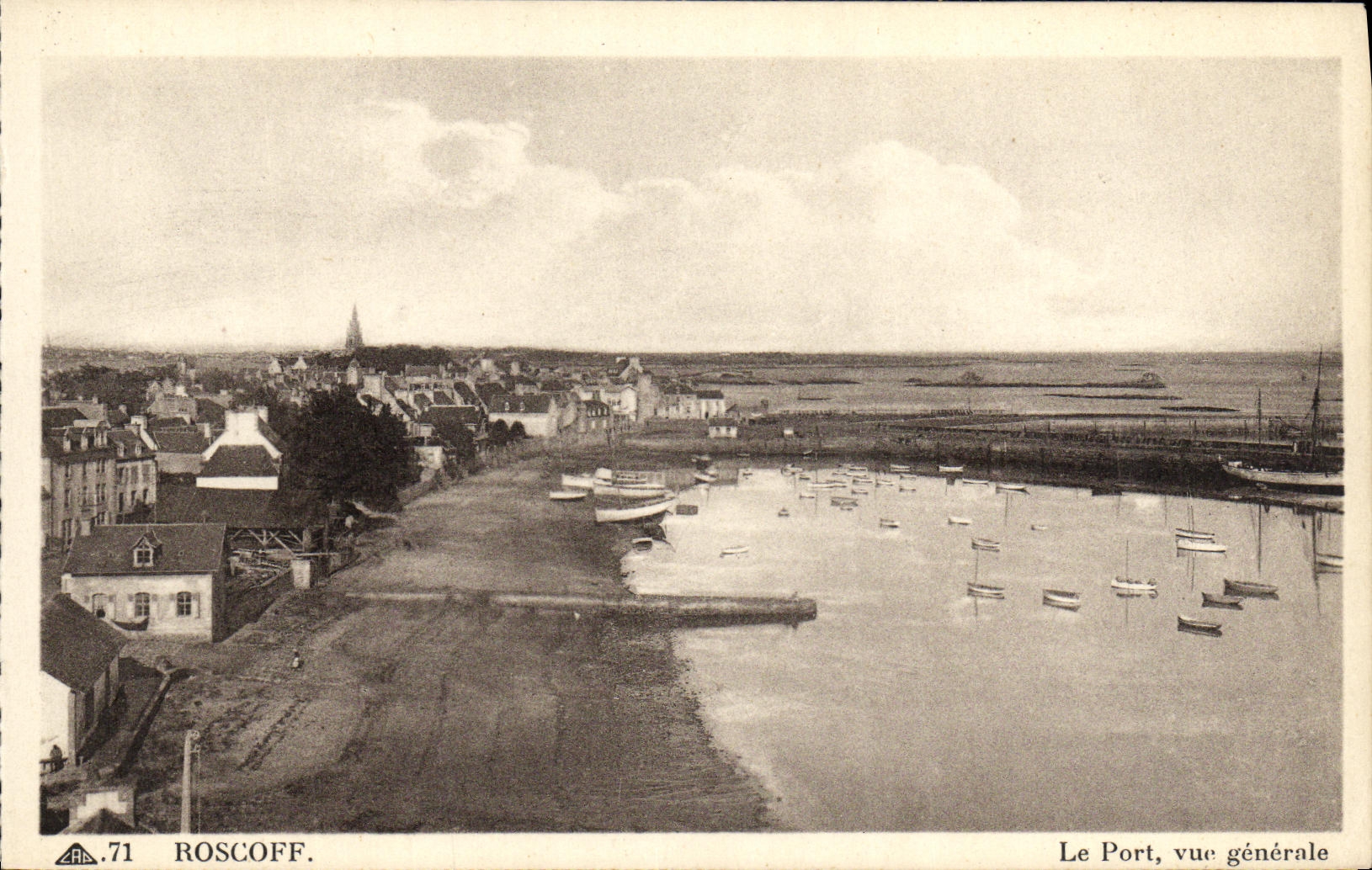 CPA Roscoff Le Port vue generale