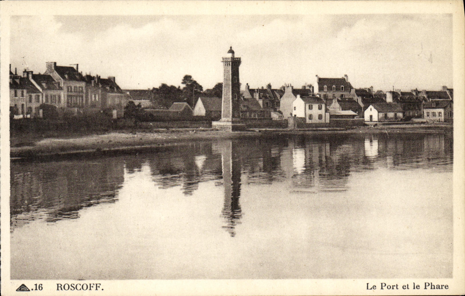 CPA Roscoff Le Port et le Phare