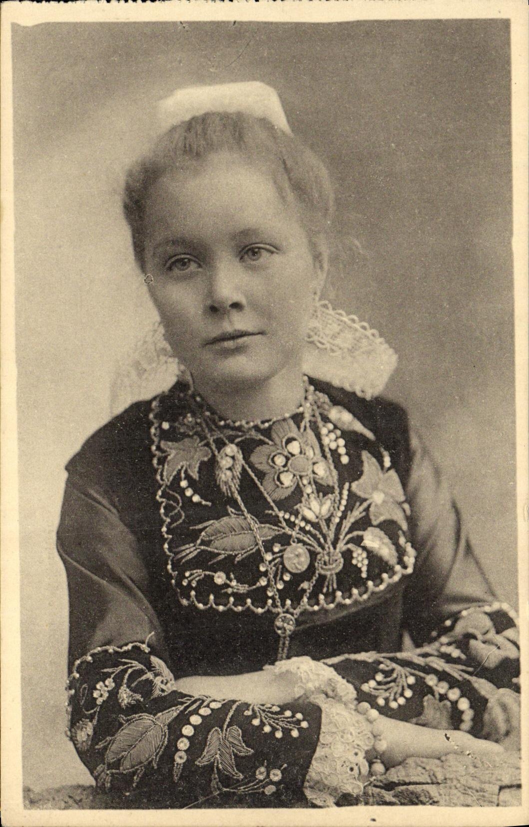 CPA Quimper Jeune Fille Folklore Costume